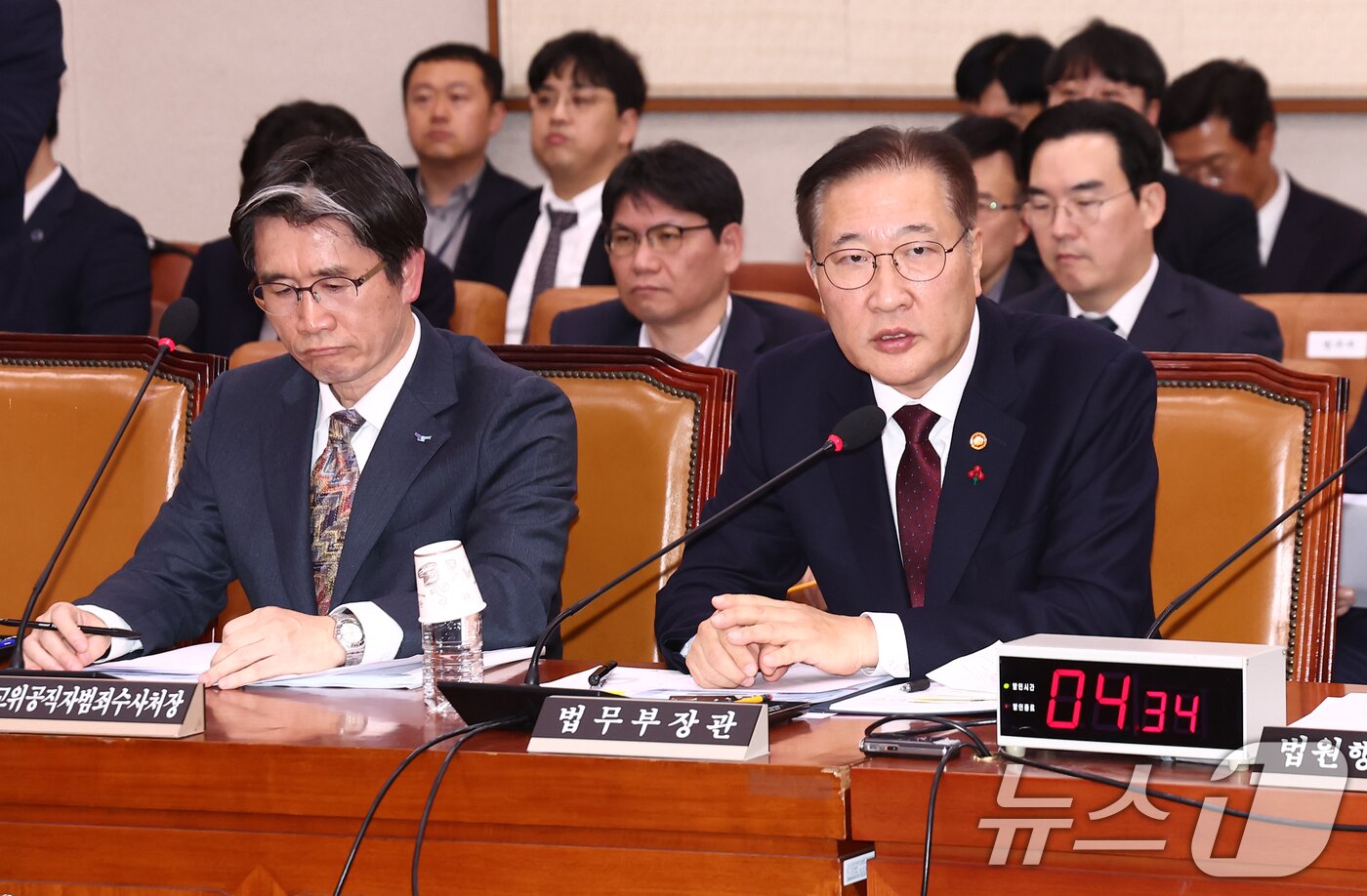 본문 이미지 - 박성재 법무부 장관이 9일 서울 여의도 국회에서 열린 비상계엄 사태와 관련한 윤석열 대통령 등의 내란 혐의 진상규명을 위한 상설특검 수사요구안 등에 관한 법제사법위원회 전체회의에서 의원 질의에 답변하고 있다. 왼쪽은 오동운 공수처장. 2024.12.9 ⓒ 뉴스1 김민지 기자