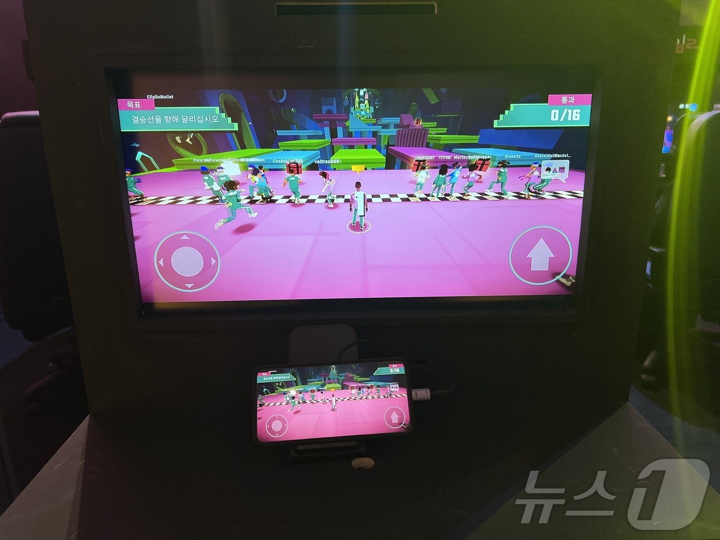 본문 이미지 - 넷플릭스가 9일 서울 동대문디자인플라자(DDP)에서 '오징어게임 2' 체험존을 운영했다.  원작 기반 게임인 '오징어게임:언리쉬드' 체험 화면. 2024.12.09/뉴스1 ⓒ 뉴스1 김민재 기자