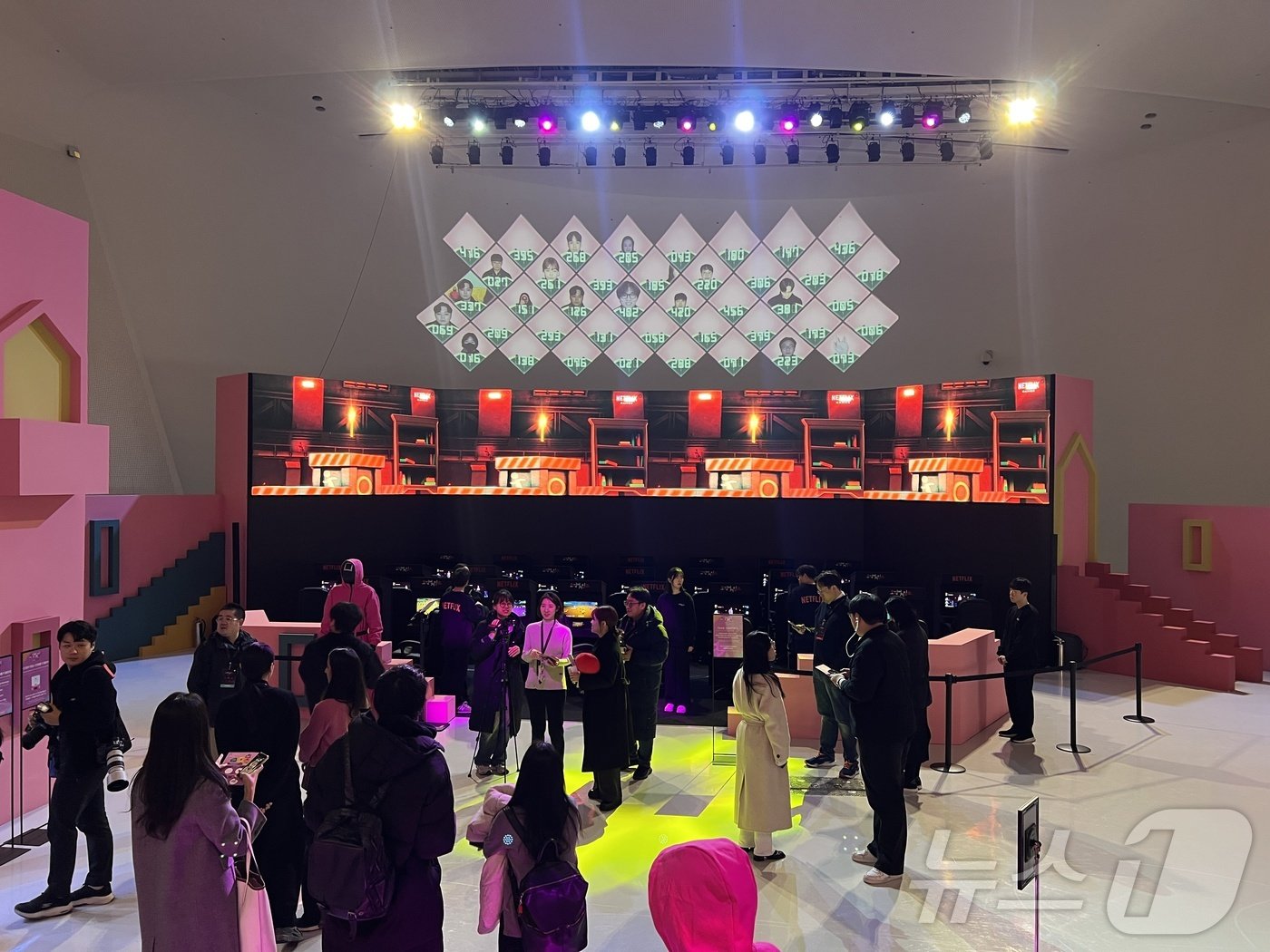 본문 이미지 - 넷플릭스가 9일 서울 동대문디자인플라자(DDP)에서 '오징어게임 2' 체험존을 운영했다. 2024.12.09/뉴스1 ⓒ 뉴스1 김민재 기자