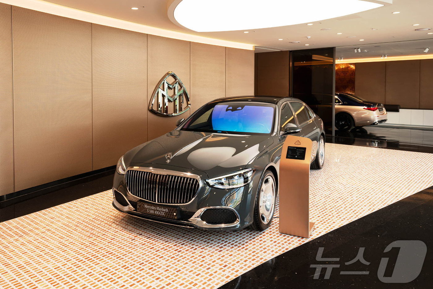 본문 이미지 -  메르세데스-벤츠 공식 딜러사 한성자동차의 청담 전시장에 전시된 마이바흐 차량.(한성차 제공) 