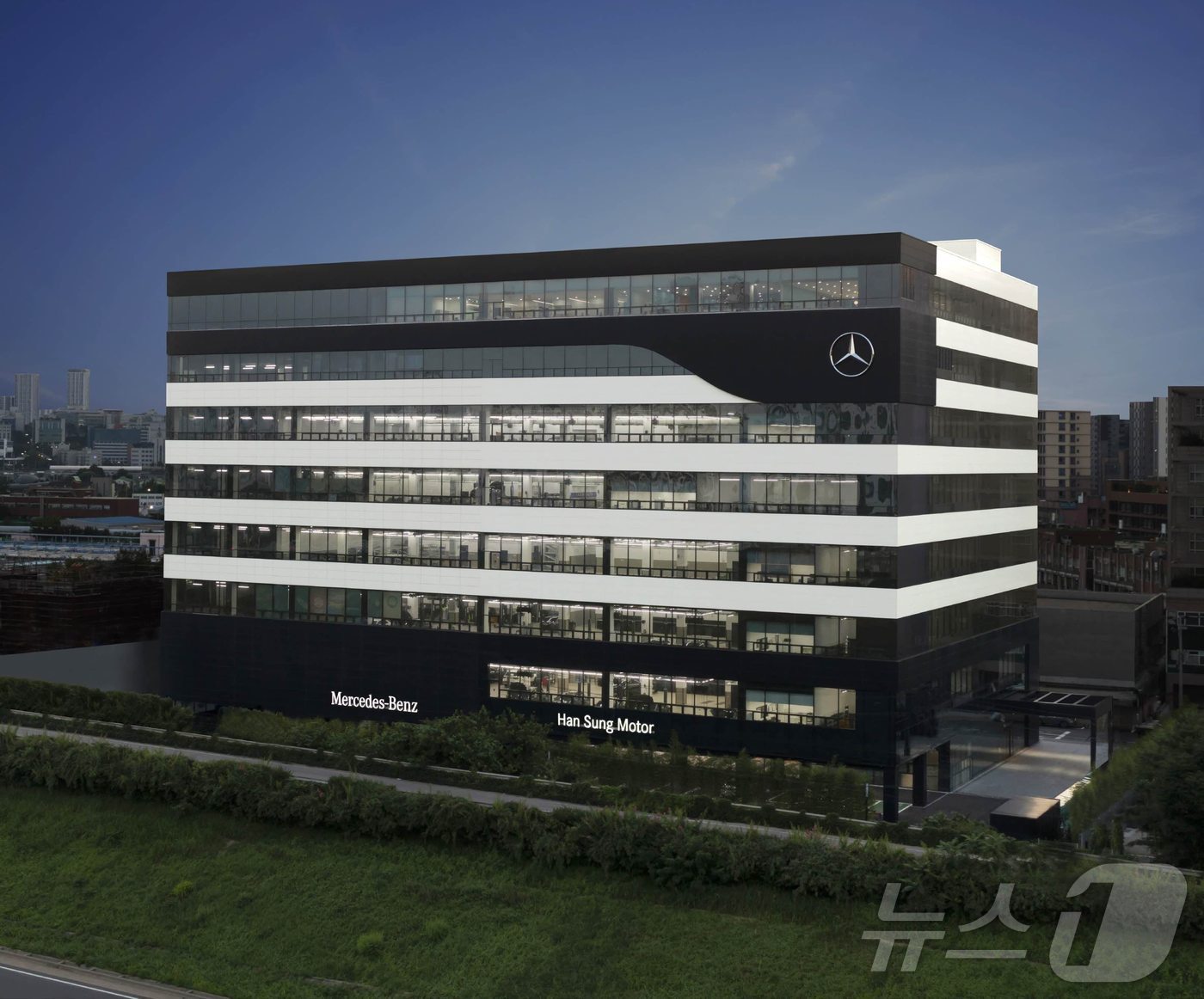 본문 이미지 -  메르세데스-벤츠 공식 딜러사 한성자동차의 성동 서비스센터 전경.(한성차 제공)
