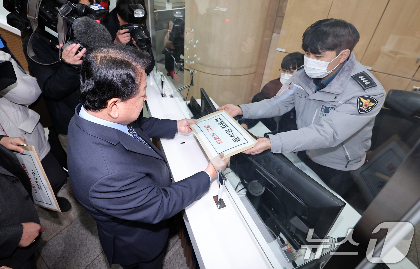 (서울=뉴스1) 김성진 기자 = 김병주 더불어민주당 최고위원과 이용우·이태형 법률위원장, 이건태 당 법률대변인이 9일 서울 서대문구 경찰청 민원실에서 외환죄(일반이적죄) 위반 혐의 …