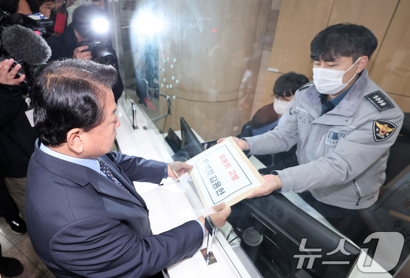 (서울=뉴스1) 김성진 기자 = 김병주 더불어민주당 최고위원과 이용우·이태형 법률위원장, 이건태 당 법률대변인이 9일 서울 서대문구 경찰청 민원실에서 외환죄(일반이적죄) 위반 혐의 …