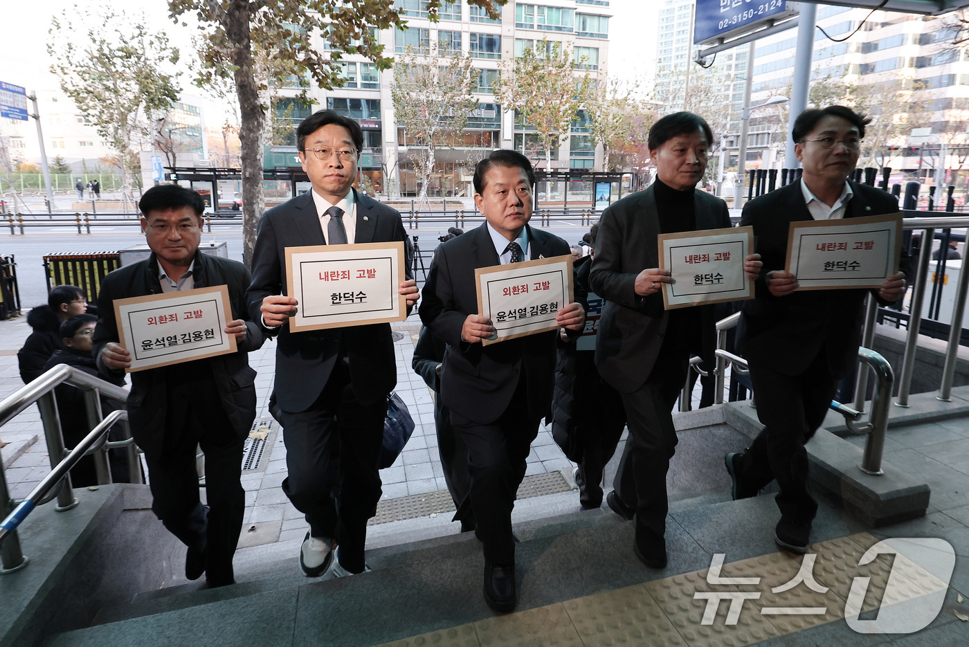 (서울=뉴스1) 김성진 기자 = 김병주 더불어민주당 최고위원과 이용우·이태형·박균택 법률위원장, 이건태 당 법률대변인이 9일 서울 서대문구 경찰청 민원실에서 윤석열 대통령과 김용현 …