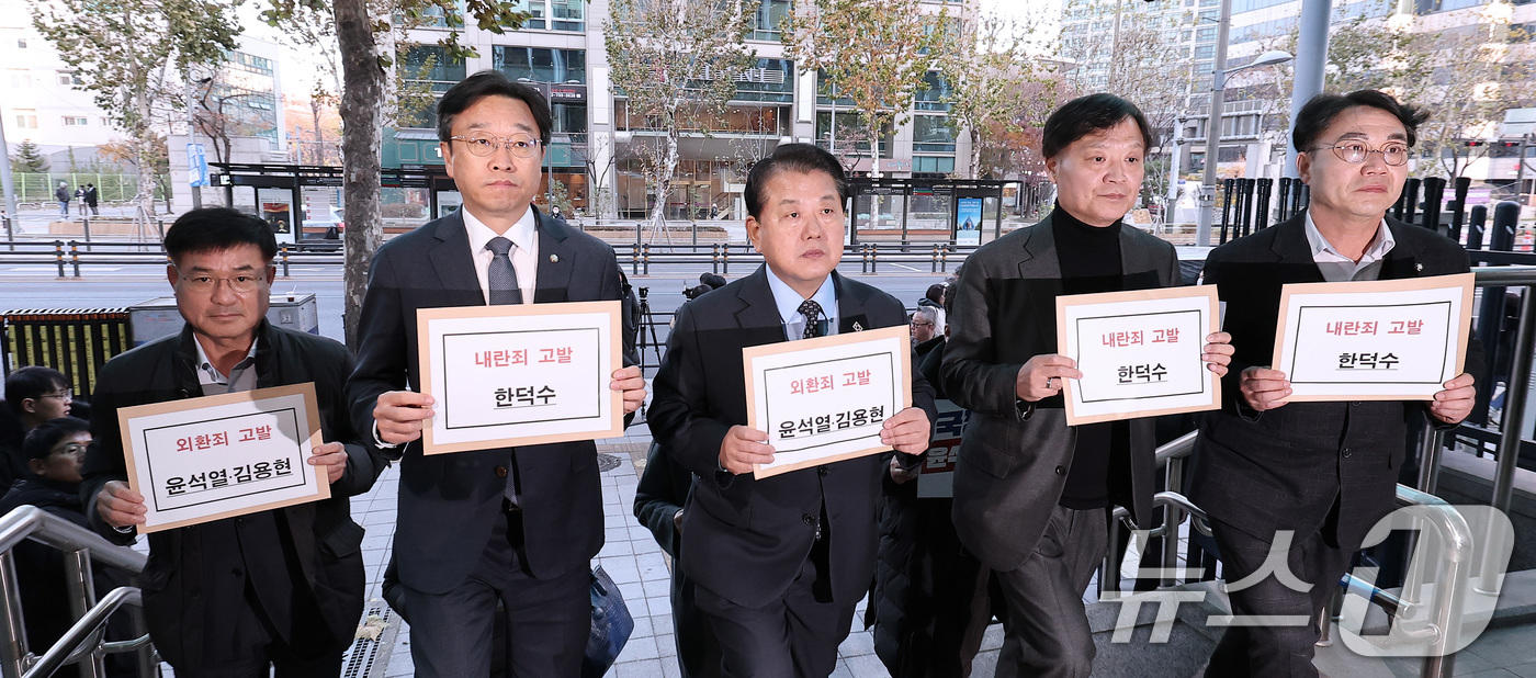 (서울=뉴스1) 김성진 기자 = 김병주 더불어민주당 최고위원과 이용우·이태형·박균택 법률위원장, 이건태 당 법률대변인이 9일 서울 서대문구 경찰청 민원실에서 윤석열 대통령과 김용현 …