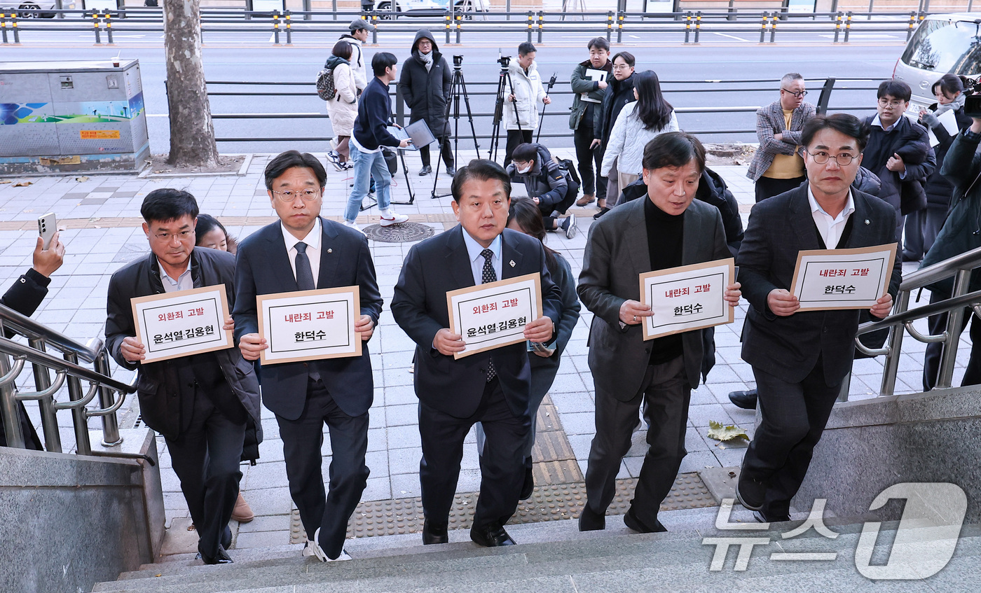 (서울=뉴스1) 김성진 기자 = 김병주 더불어민주당 최고위원과 이용우·이태형·박균택 법률위원장, 이건태 당 법률대변인이 9일 서울 서대문구 경찰청 민원실에서 윤석열 대통령과 김용현 …