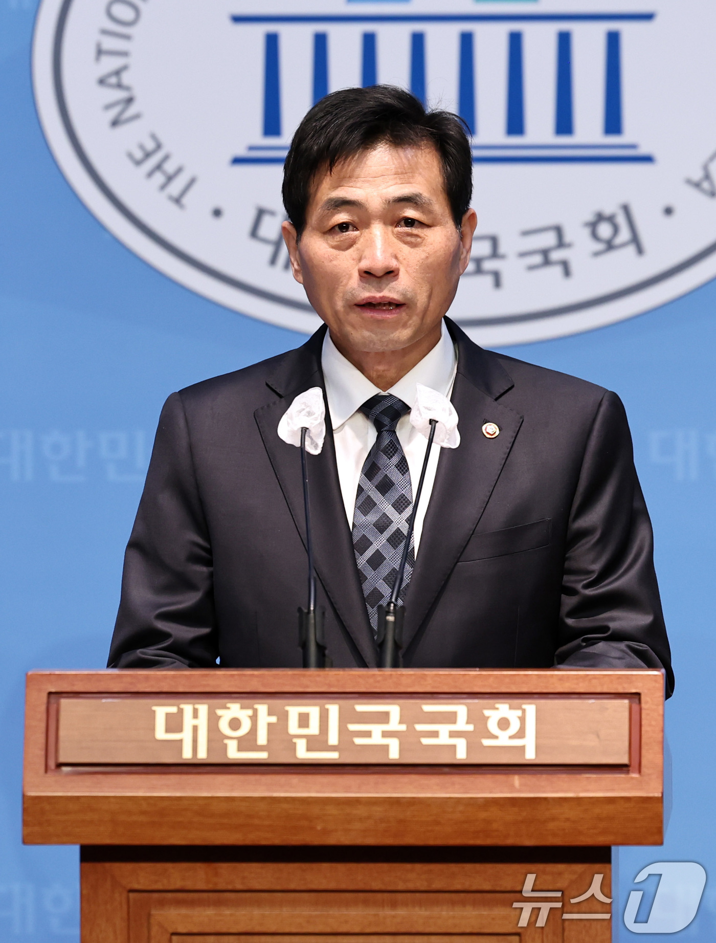 (서울=뉴스1) 구윤성 기자 = 김민기 국회 사무총장이 9일 오후 서울 여의도 국회 소통관에서 기자회견을 하고 있다.김 총장은 12·3 비상계엄 선포때 계엄군이 국회로 진입했을 당 …