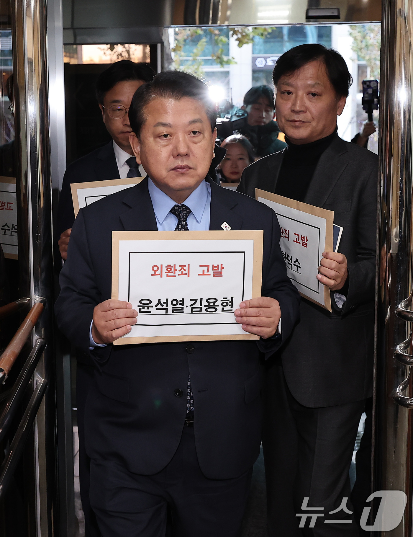 (서울=뉴스1) 김성진 기자 = 김병주 더불어민주당 최고위원과 이용우·이태형·박균택 법률위원장, 이건태 당 법률대변인이 9일 서울 서대문구 경찰청 민원실에서 윤석열 대통령과 김용현 …