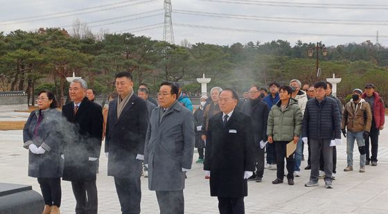 5월단체, 5.18민주묘지 참배 '윤석열 탄핵 촉구'