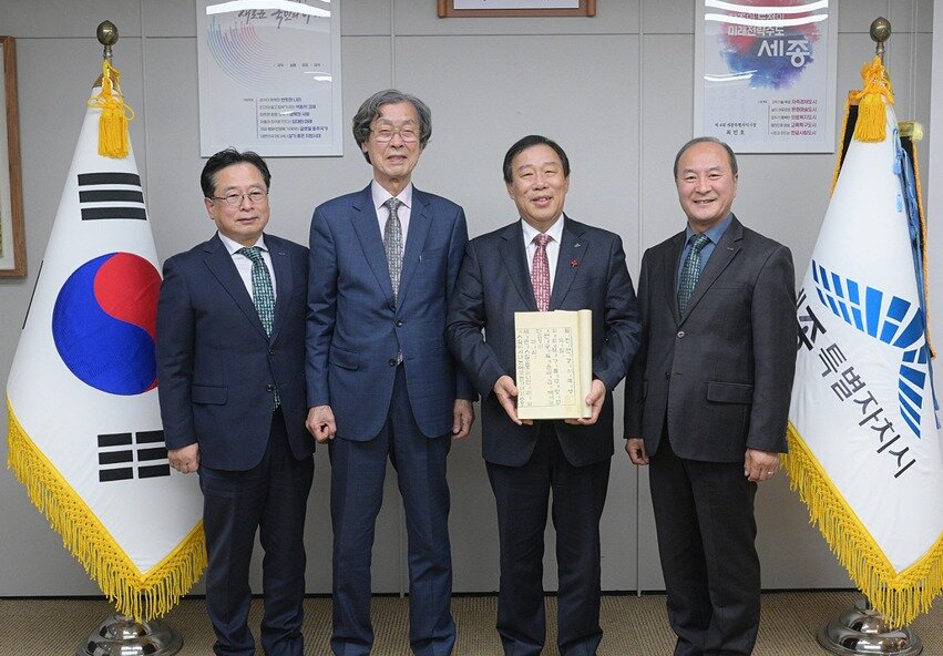 본문 이미지 -  최민호 시장(왼쪽 세번째)이 9일 오후 시청에서 미래엔 윤광원 부사장(왼쪽 첫번째) 등을 만나 국보인 월인천강지곡을 기탁받는 방안을 논의한 뒤 기념촬영을 하고 있다. (세종시 제공) / 뉴스1