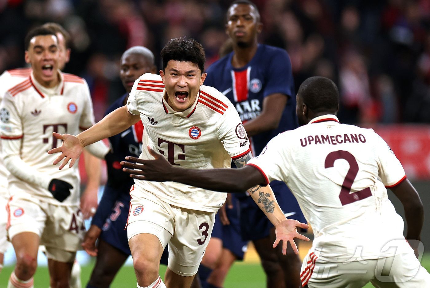 본문 이미지 - 김민재는 11월 27일(한국시간) 2024-25 UCL 리그 페이즈 PSG와 경기에서 헤더 결승 골을 터뜨려 바이에른 뮌헨의 1-0 승리를 이끌었다. ⓒ AFP=뉴스1