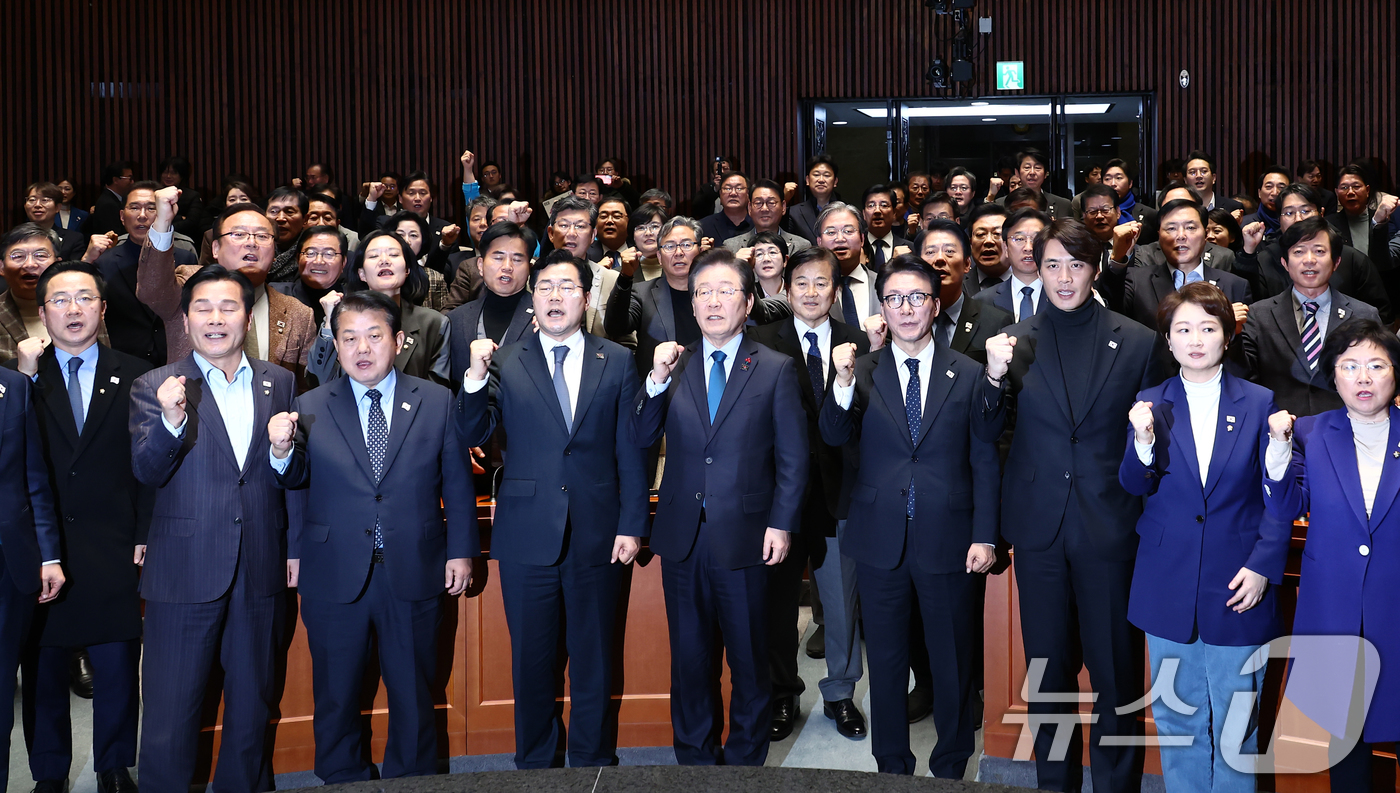 (서울=뉴스1) 김민지 기자 = 더불어민주당 이재명 대표를 비롯한 의원들이 9일 서울 여의도 국회에서 열린 의원총회를 마치고 태극기 배지를 달고 윤석열 대통령과 국민의힘을 규탄하는 …