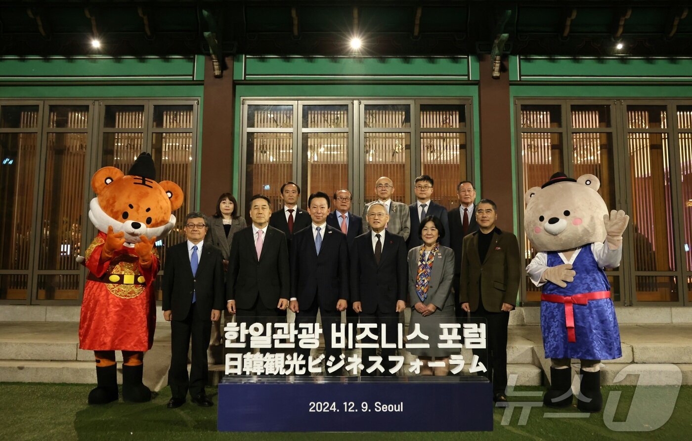 본문 이미지 - 유인촌 문화체육관광부 장관이 9일 서울 중구 서울신라호텔에서 열린 한일관광 비즈니스 포럼 환영 만찬에 앞서 하라이카와 나오야 일본 국토교통성 관광청장을 비롯한 참석자들과 기념촬영을 하고 있다.(문화체육관광부 제공)