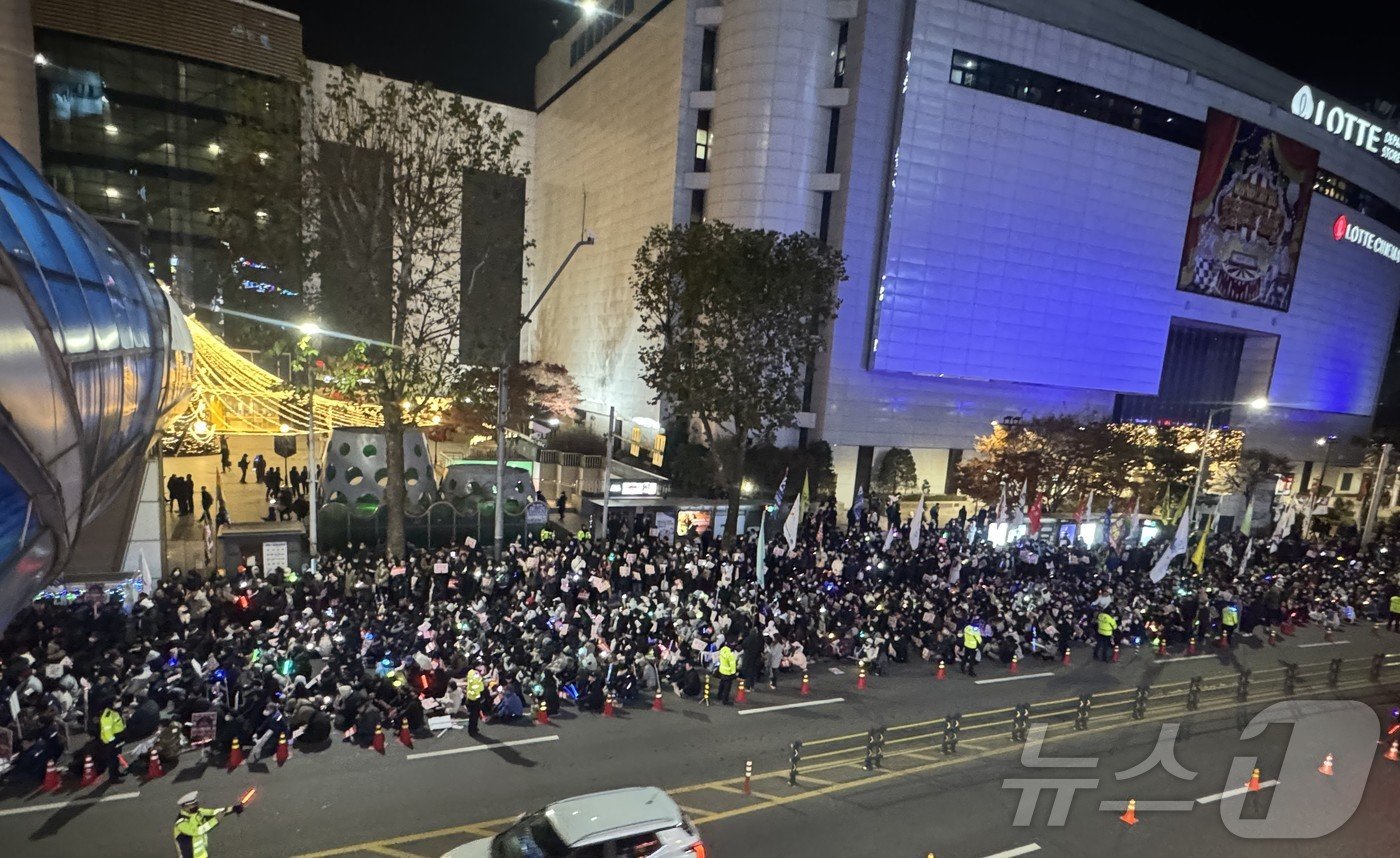 본문 이미지 - 9일 오후 인천 시민·사회·노동·환경단체로 구성된 '사회 대전환·윤석열 정권퇴진 인천운동본부'가 남동구 구월동에서 윤석열 대통령 퇴진을 촉구하는 대규모 집회를 열고 구호를 외치고 있다. 2024.12.9/뉴스1 ⓒ News1 이시명 기자