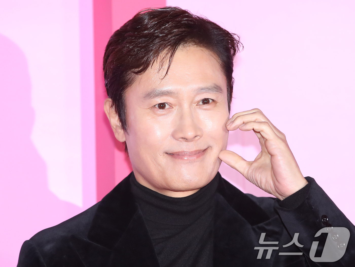 (서울=뉴스1) 권현진 기자 = 배우 이병헌이 9일 서울 중구 동대문디자인플라자(DDP)에서 열린 넷플릭스 오리지널 시리즈 '오징어 게임' 시즌2 핑크카펫 행사에서 포즈를 취하고 …