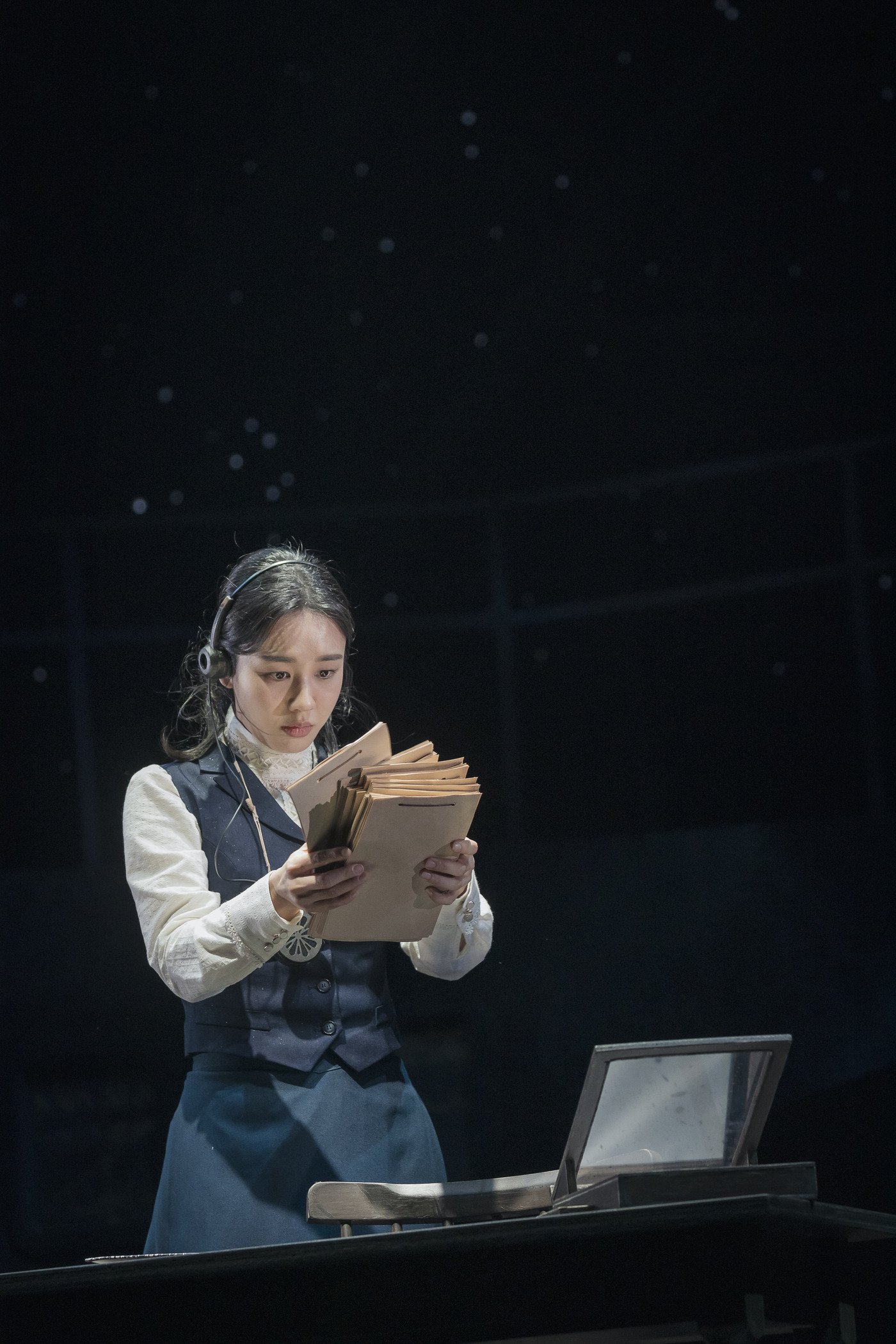 본문 이미지 - 연극 &#39;사일런트 스카이&#39;에서 열연 중인 안은진.&#40;국립극단 제공&#41;