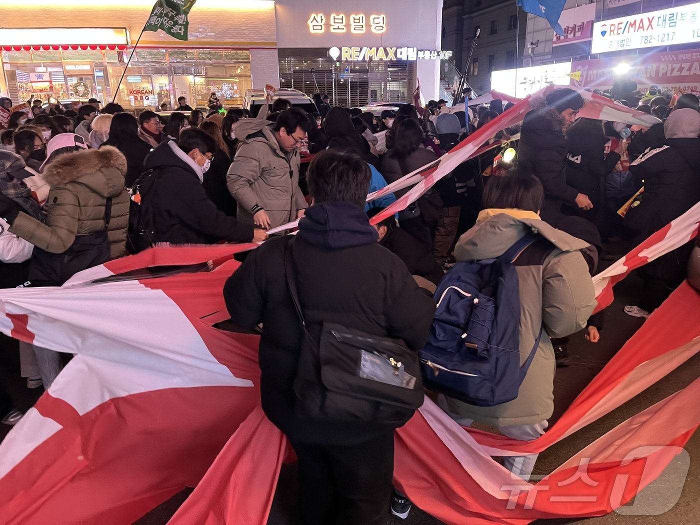 본문 이미지 - 9일 오후 8시 50분쯤 서울 여의도 국민의힘 중앙당사 앞에서 시민들이 국민의힘 플래카드를 찢는 퍼포먼스를 하고 있다. 2024.12.9/뉴스1