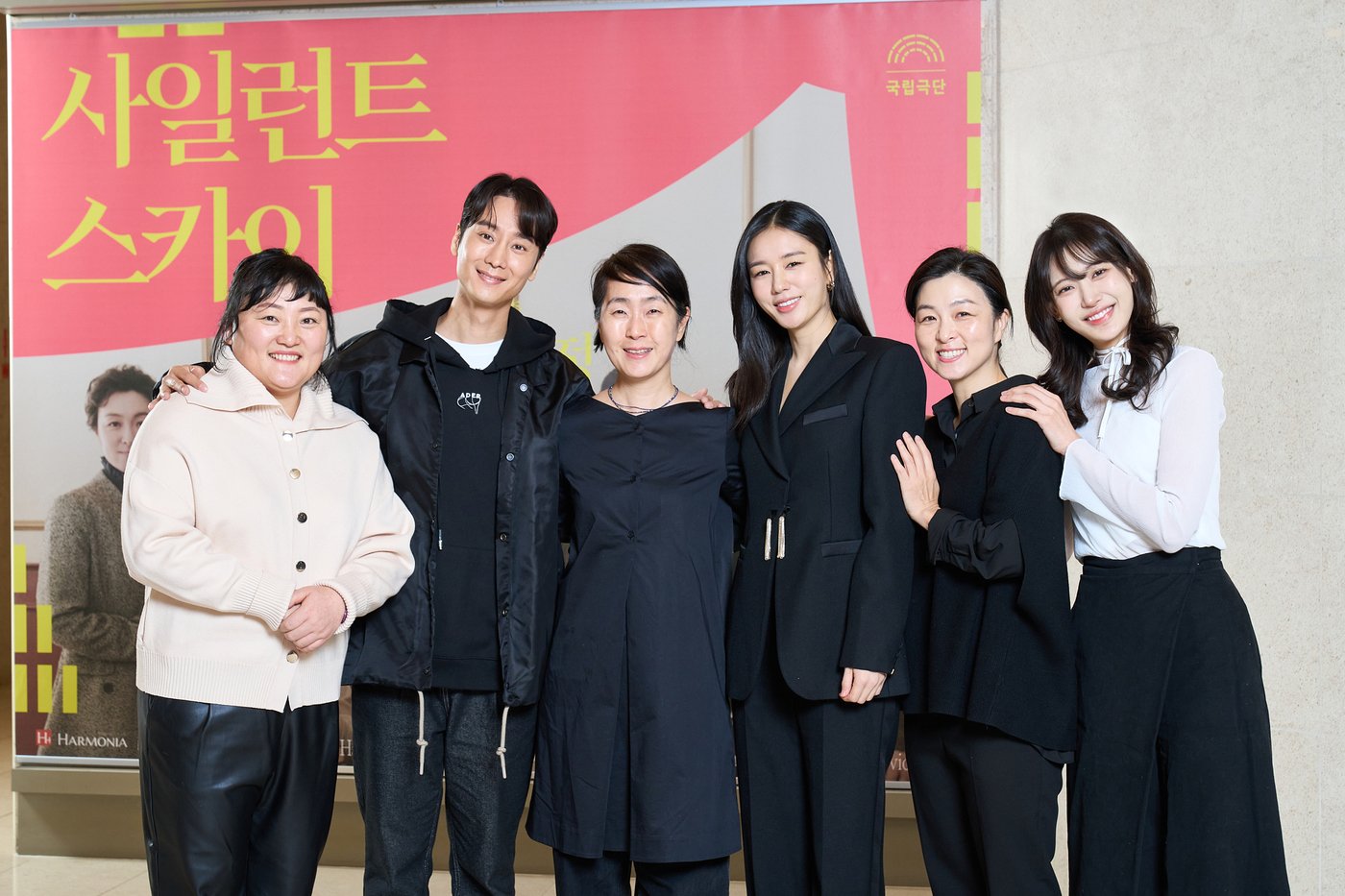 본문 이미지 - 왼쪽부터 배우 박지아, 정환, 김민정 연출, 안은진, 조승연, 홍서영.&#40;국립극단 제공&#41;