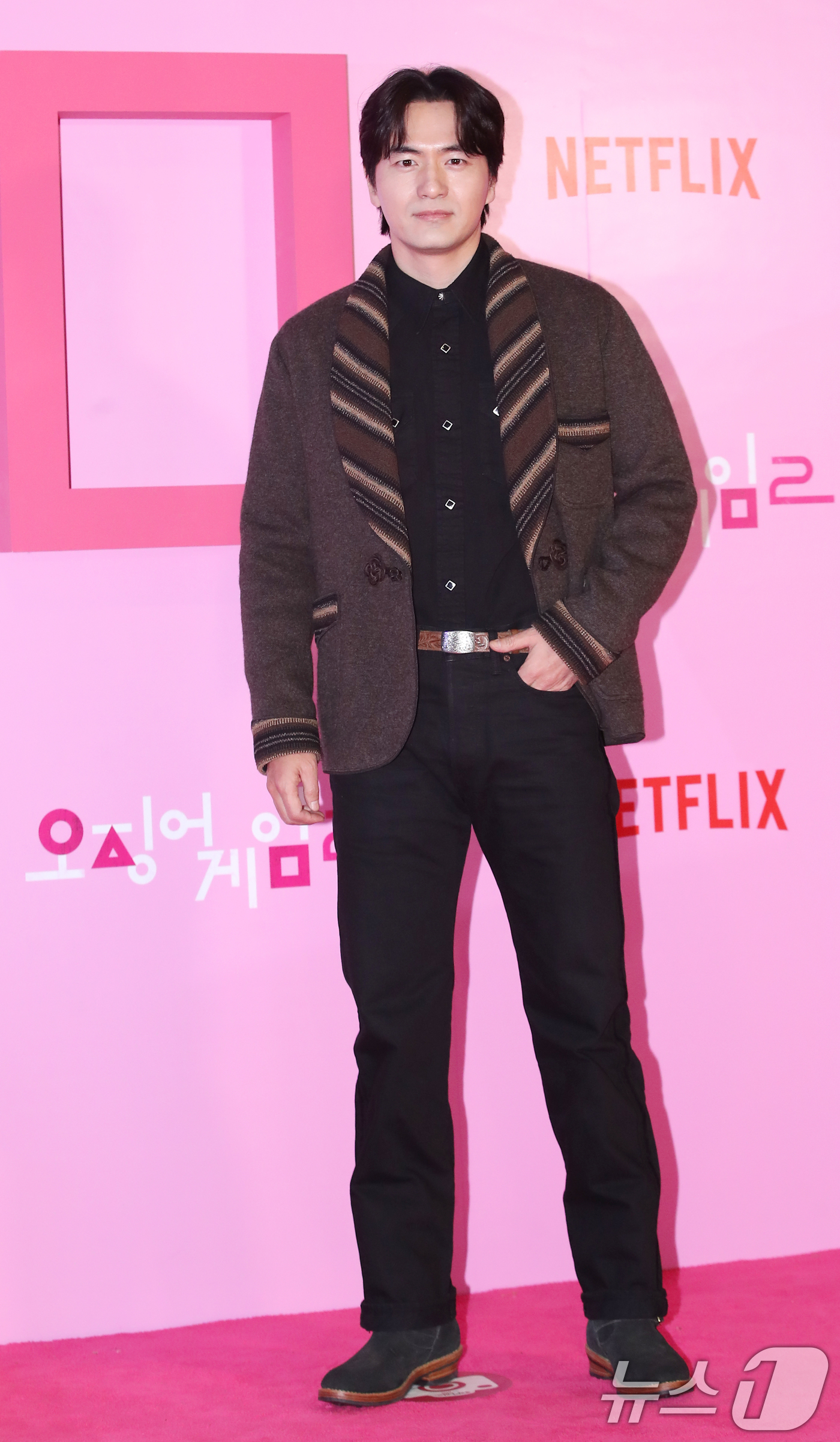 (서울=뉴스1) 권현진 기자 = 배우 이진욱이 9일 서울 중구 동대문디자인플라자(DDP)에서 열린 넷플릭스 오리지널 시리즈 '오징어 게임' 시즌2 핑크카펫 행사에 참석해 포즈를 취 …