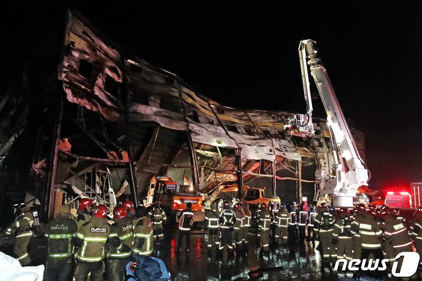 1일 오전 경북 문경시 신기동의 한 육가공업체 공장 화재 현장에서 동료 소방관들이 전날 구조활동 도중 고립된 구조대원을 애타게 기다리고 있다. 2024.2.1/뉴스1 ⓒ News1 공정식 기자