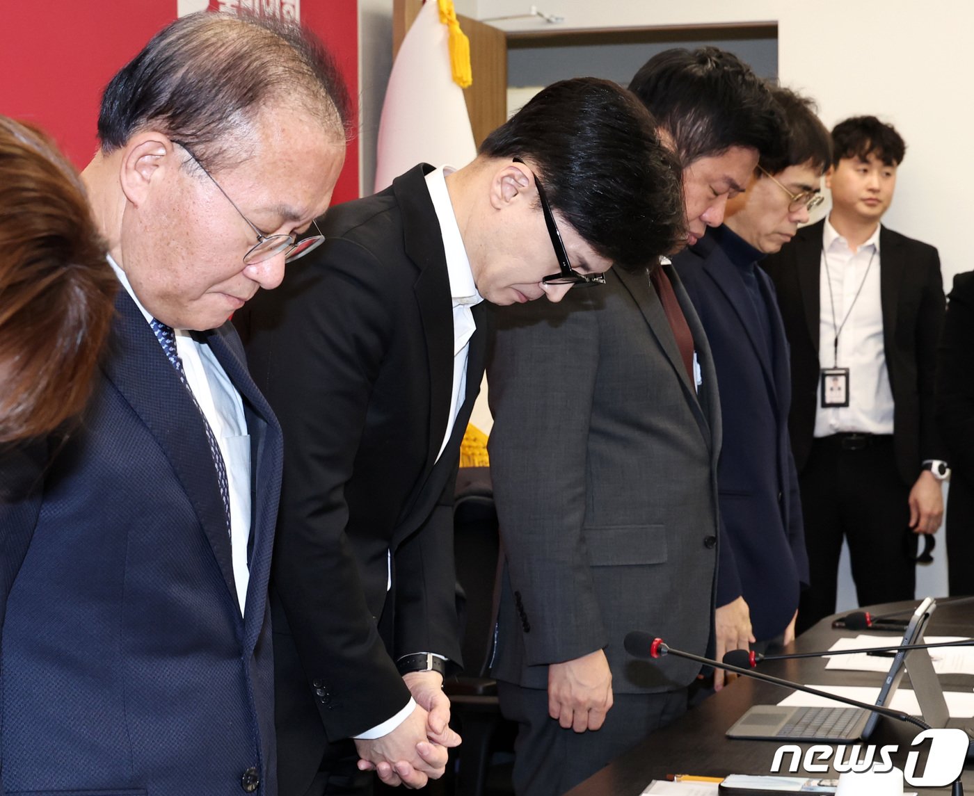 국민의힘 한동훈 비상대책위원장 등 지도부가 1일 오전 서울 여의도 중앙당사에서 열린 비대위 회의에서 문경화재로 순직한 소방관에 대한 추모묵념을 하고 있다. 2024.2.1/뉴스1 ⓒ News1 구윤성 기자