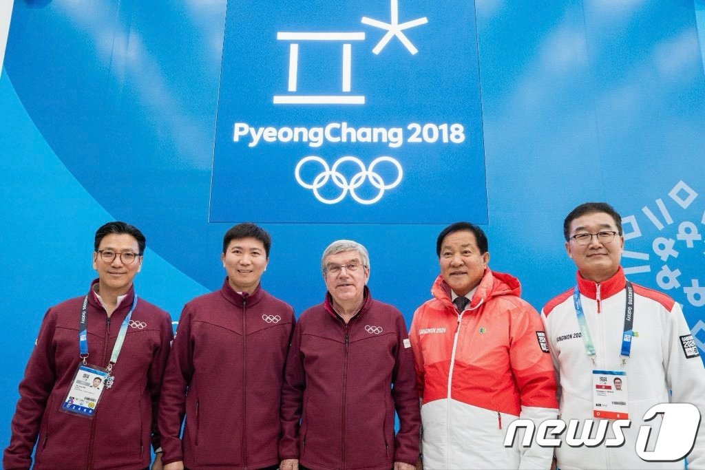 본문 이미지 - 김재열 국제빙상경기연맹&#40;ISU&#41; 회장&#40;왼쪽부터&#41;, 유승민 평창기념재단 이사장 겸 IOC 위원, 토마스 바흐 국제올림픽위원회&#40;IOC&#41; 위원장, 심재국 평창군수, 정광열 강원도 경제부지사가 31일 오후 강원 평창군 평창올림픽기념관에서 열린 2018 평창 올림픽 6주년 기념식에서 기념 촬영을 하고 있다. &#40;국제올림픽위원회&#40;IOC&#41; 제공&#41; 2024.2.1/뉴스1 ⓒ News1 김진환 기자
