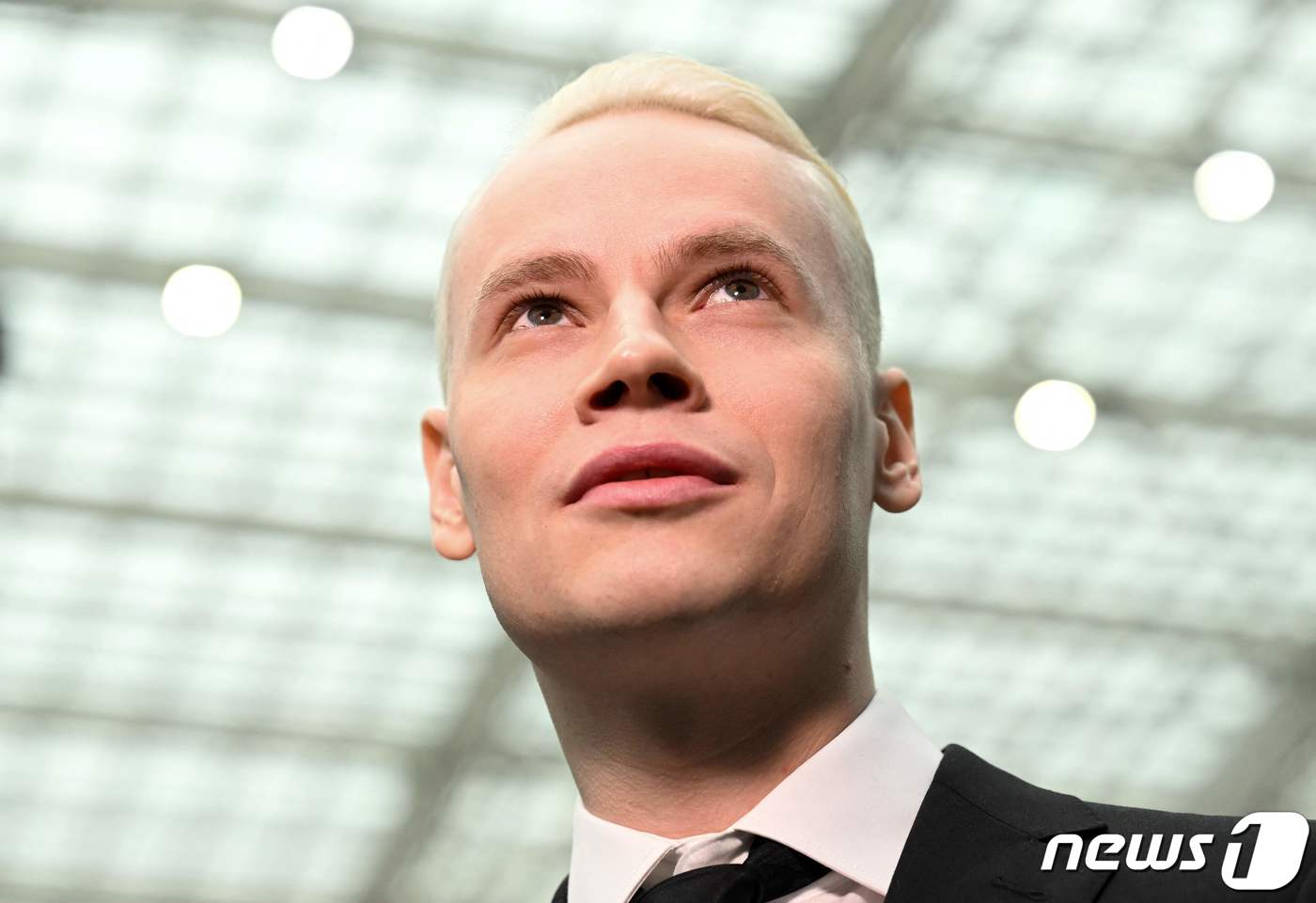 (모스크바 AFP=뉴스1) 우동명 기자 = 본명이 야로슬라프 드로노프인 러시아 가수 샤먼이 31일 (현지시간) 모스크바에서 대선을 앞두고 블라디미르 푸틴 대통령이 주재한 대선본부 …