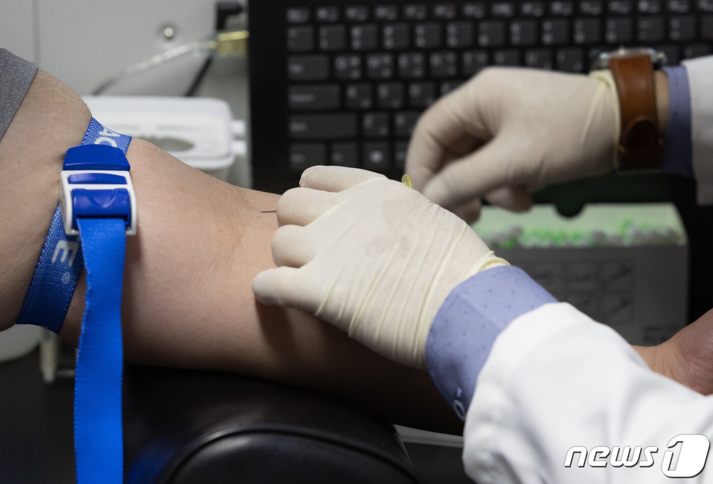 본문 이미지 - 대한진단검사의학회와 한국체외진단의료기기협회 등 관련 단체들은 최근 연이어 성명을 내놓으며 일방적으로 정책을 추진하는 정부에 적극 반기를 드는 상황이다. (자료사진) ⓒ 뉴스1 이재명 기자