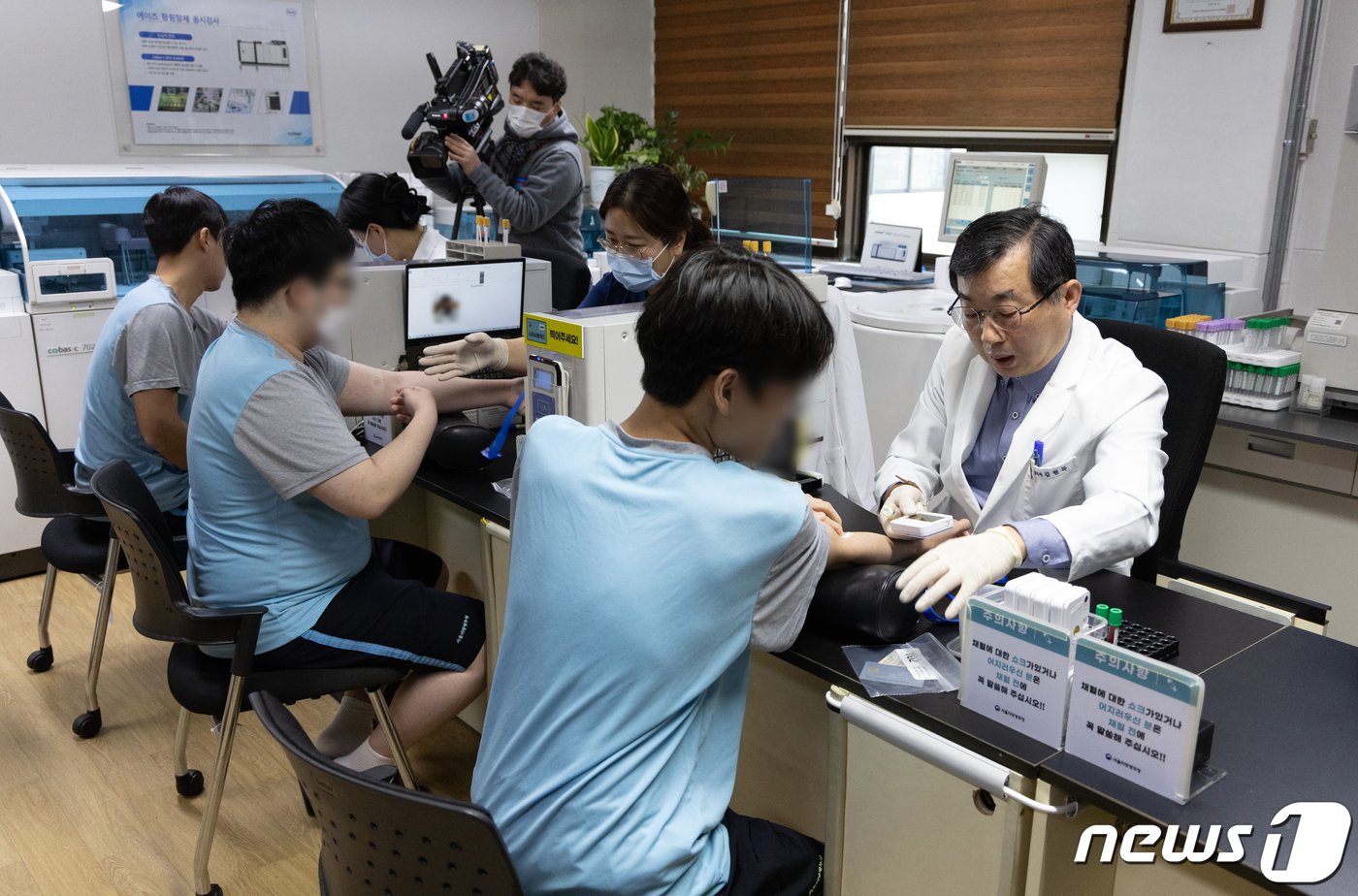 본문 이미지 -  서울 영등포구 서울지방병무청 제1병역판정검사장에서 입영대상자들이 채혈검사를 하고 있다. 2024.2.1/뉴스1 ⓒ News1 이재명 기자