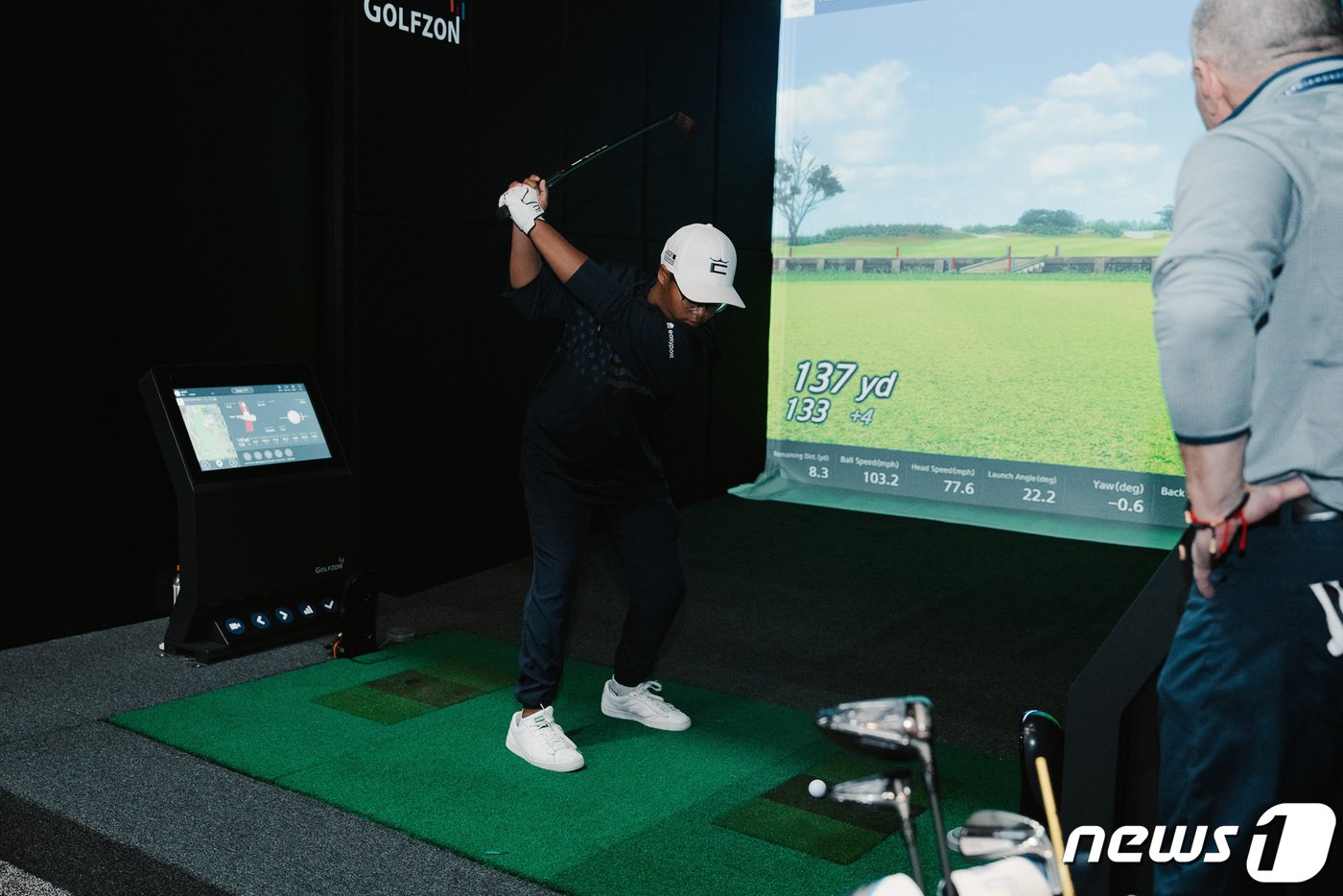 본문 이미지 -  골프존·골프존데카 '2023 PGA 머천다이즈 쇼' 참가한 관람객이 골프존 시뮬레이터 제품을 체험하고 있다.(골프존 제공) 