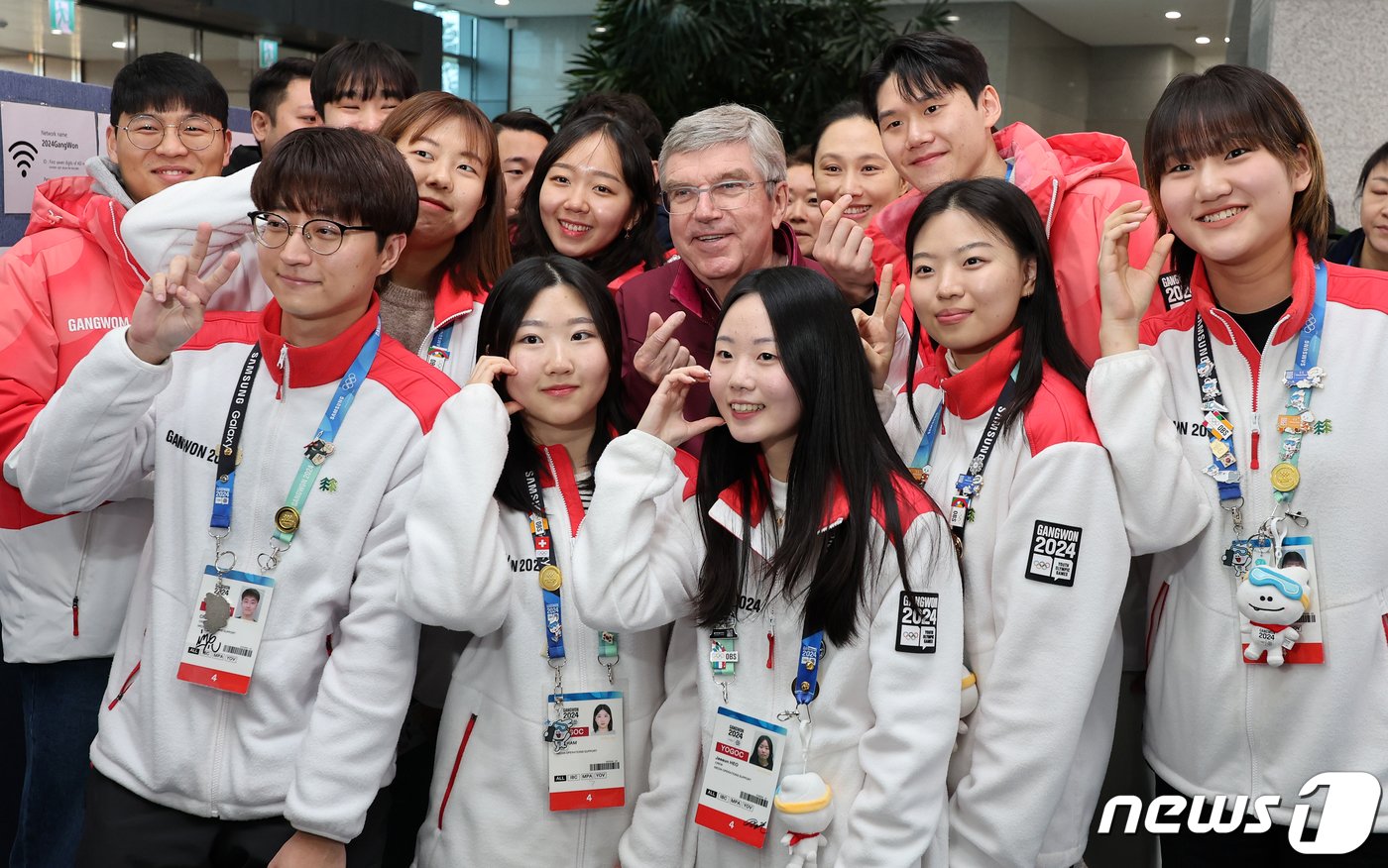 토마스 바흐 국제올림픽위원회&#40;IOC&#41; 위원장이 1일 오전 강원도 강릉 2024 강원동계청소년올림픽 미디어 센터를 방문해 자원봉사자들과 기념 사진을 찍고 있다. 2024.2.1/뉴스1 ⓒ News1 김진환 기자