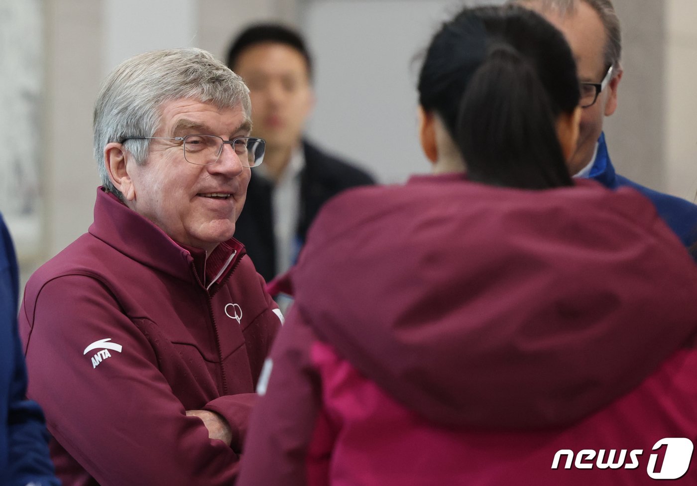 본문 이미지 - 토마스 바흐 국제올림픽위원회&#40;IOC&#41; 위원장이 1일 오전 강원도 강릉 2024 강원동계청소년올림픽 미디어 센터를 방문해 관계자들을 격려하고 있다. 2024.2.1/뉴스1 ⓒ News1 김진환 기자