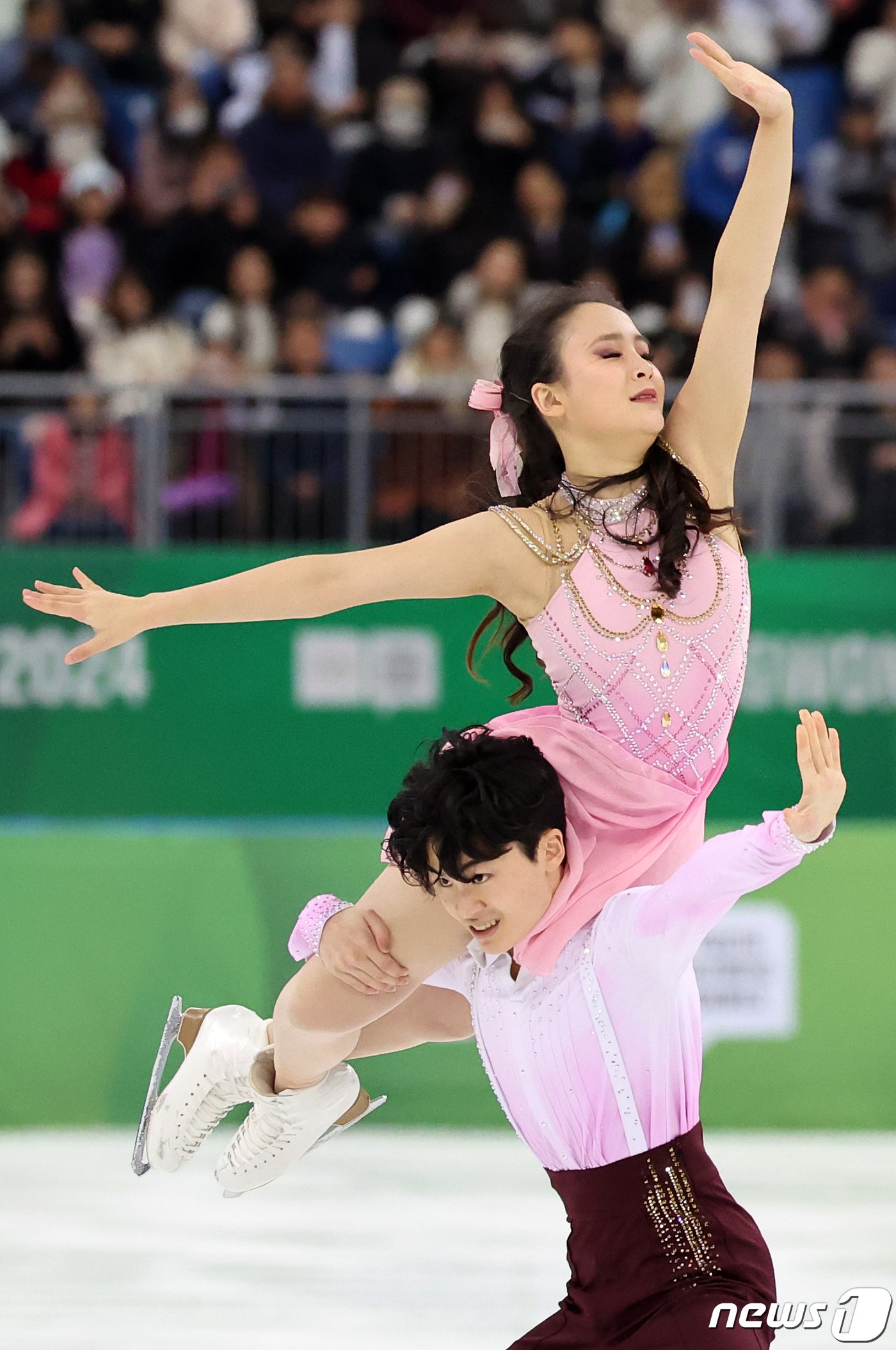 본문 이미지 - 대한민국 아이스댄스 주니어 대표 김지니와 이나무가 1일 오후 강원 강릉 올림픽파크 강릉아이스아레나에서 열린 2024 강원동계청소년올림픽 피겨 스케이팅 단체전 아이스 댄스 프리스케이팅에 출전해 아름다운 연기를 선보이고 있다. 김지니·이나무 조는 82.15점을 얻으며 프랑스와 미국에 이어 3위를 기록했다. 2024.2.1/뉴스1 ⓒ News1 김진환 기자