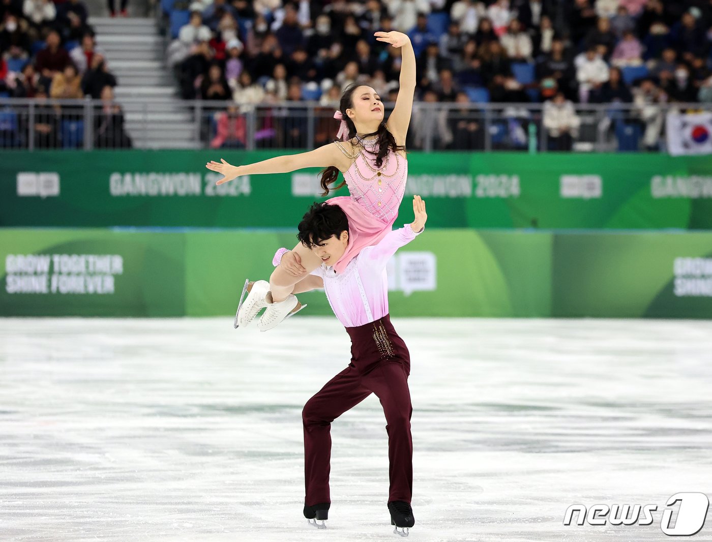 본문 이미지 - 대한민국 아이스댄스 주니어 대표 김지니와 이나무가 1일 오후 강원 강릉 올림픽파크 강릉아이스아레나에서 열린 2024 강원동계청소년올림픽 피겨 스케이팅 단체전 아이스 댄스 프리스케이팅에 출전해 아름다운 연기를 선보이고 있다. 김지니·이나무 조는 82.15점을 얻으며 프랑스와 미국에 이어 3위를 기록했다. 2024.2.1/뉴스1 ⓒ News1 김진환 기자