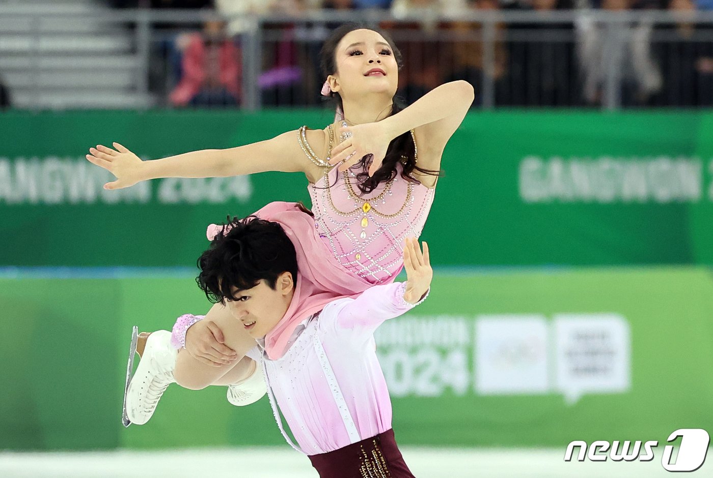본문 이미지 - 대한민국 아이스댄스 주니어 대표 김지니와 이나무가 1일 오후 강원 강릉 올림픽파크 강릉아이스아레나에서 열린 2024 강원동계청소년올림픽 피겨 스케이팅 단체전 아이스 댄스 프리스케이팅에 출전해 아름다운 연기를 선보이고 있다. 김지니·이나무 조는 82.15점을 얻으며 프랑스와 미국에 이어 3위를 기록했다. 2024.2.1/뉴스1 ⓒ News1 김진환 기자