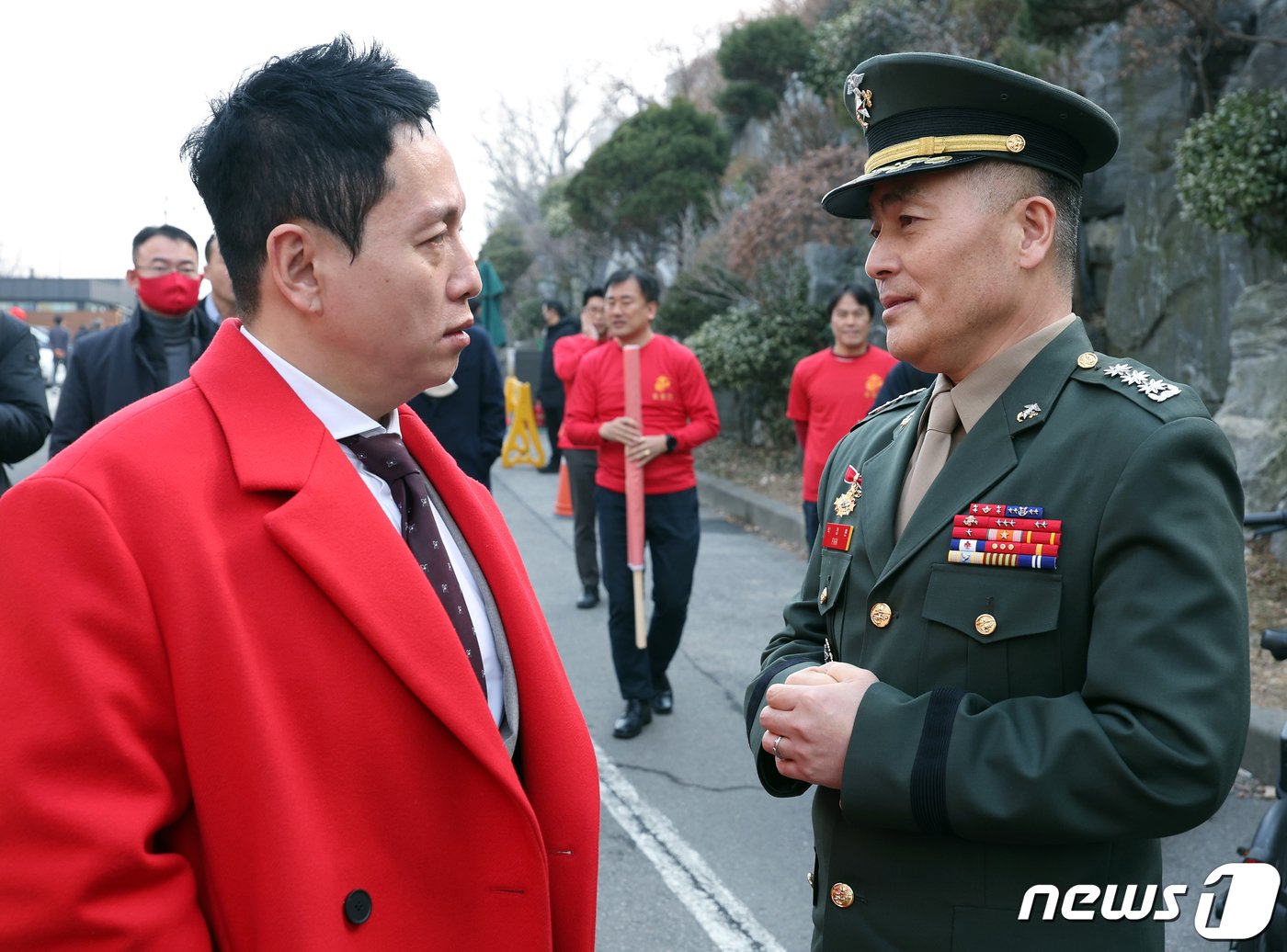 해병대 채모 상병 순직사건 수사 이첩 관련 항명 및 상관명예훼손 혐의로 기소된 박정훈 전 해병대 수사단장&#40;대령&#41;이 1일 서울 용산구 중앙지역군사법원에서 열린 두 번째 공판 출석 후 점심식사를 위해 밖으로 나와 임태훈 군인권센터 소장과 대화를 나누고 있다. 2024.2.1/뉴스1 ⓒ News1 박정호 기자