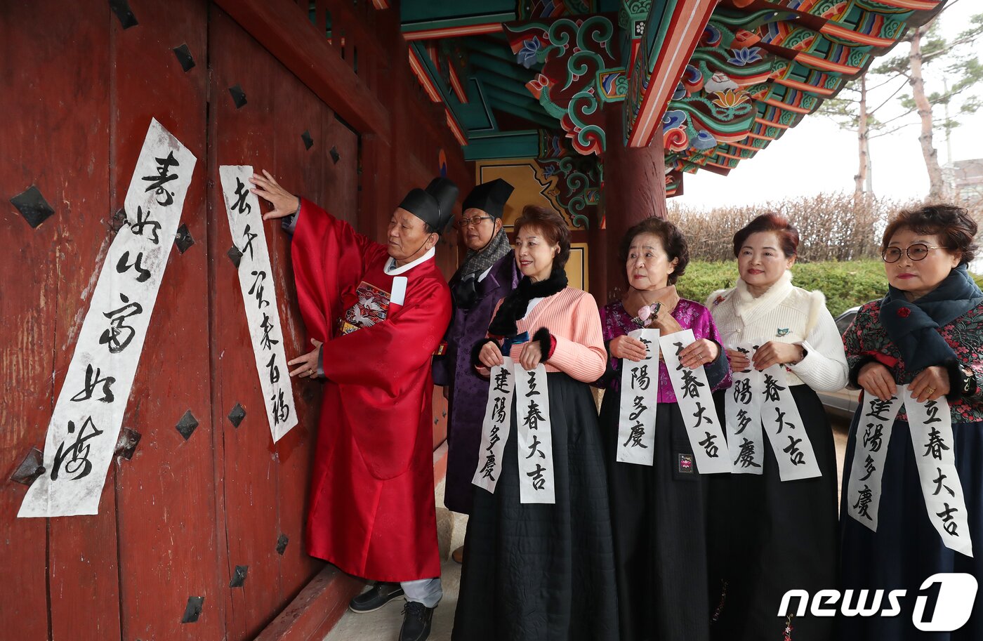 본문 이미지 - 봄의 시작을 알리는 첫번째 절기 입춘(立春)을 사흘 앞둔 1일 부산 동래구 동래향교에서 지역 유림 대표들이 입춘첩을 외삼문에 붙이고 있다. 2024.2.1/뉴스1 ⓒ News1 윤일지 기자