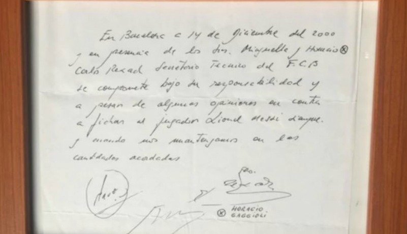 본문 이미지 - 메시의 첫 계약이 담긴 냅킨 (스페인 매체 마르카 캡처)