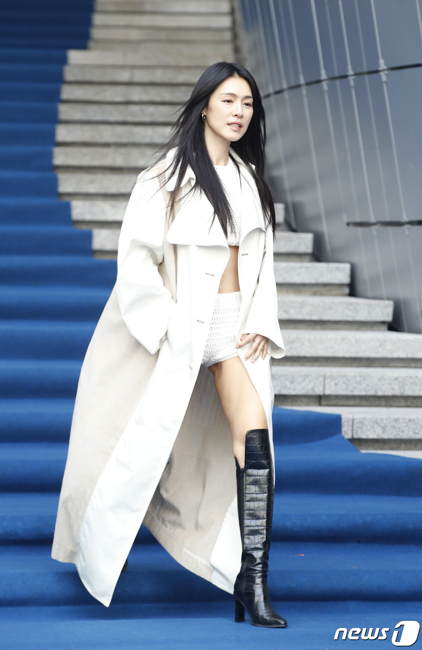 본문 이미지 - 애프터출신 가수 가희가 1일 서울 중구 동대문 DDP에서 열린 ‘2024 F/W 서울패션위크’ '줄라이칼럼, 박소영 디자이너' 컬렉션에 참석하고 있다. ⓒ News1 권현진 기자