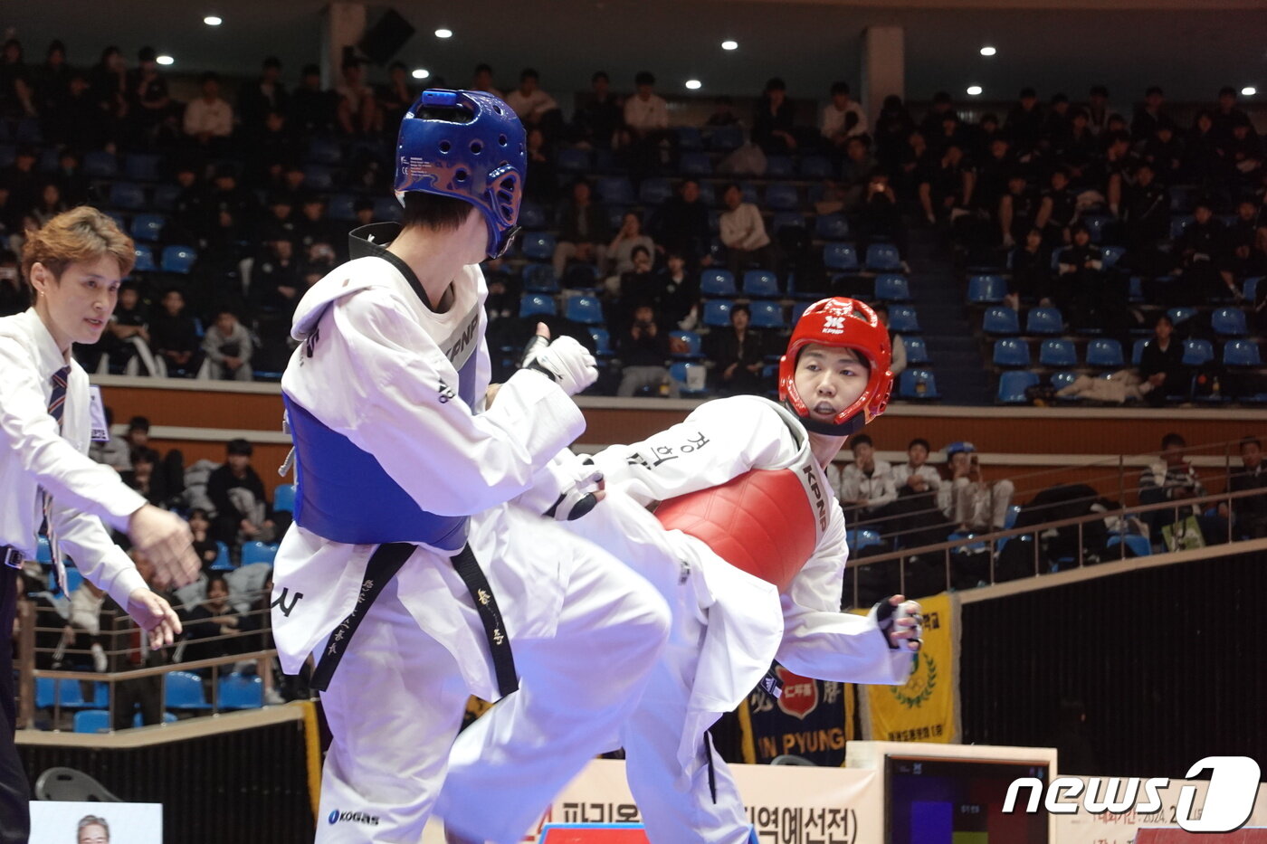 박태준&#40;오른쪽&#41;과 장준이 1일 제주 한라체육관에서 열린 남자 태권도 58㎏급 2024 파리올림픽 선발전 선발전을 치렀다.&#40;대한태권도협회 제공&#41;