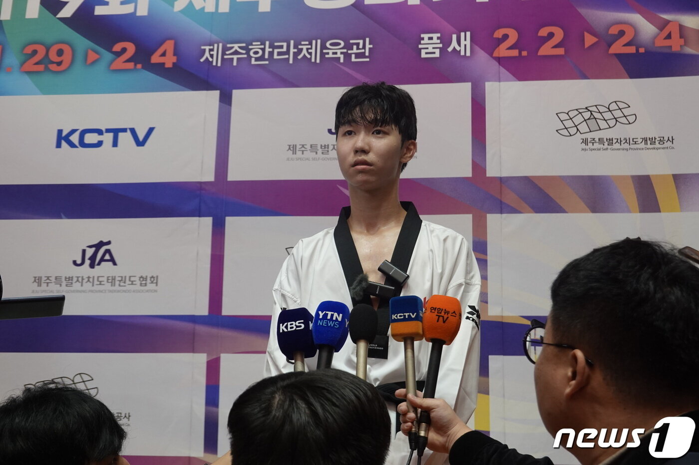 본문 이미지 - 박태준이 1일 제주 한라체육관에서 열린 파리올림픽 남자 태권도 58㎏급 선발전 경기(3판2선승제)에서 장준을 꺾은 뒤 취재진과 인터뷰 하는 모습.ⓒ 뉴스1