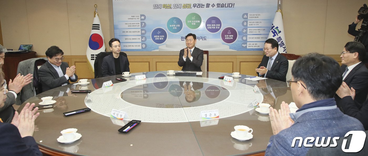 본문 이미지 - 1일 전북자치도청에서 '오가노이드사이언스와 '레드진'투자 협약식'이 개최된 가운데 참석자들이 전북도 바이오산업 육성 정책과 관련한 대화를 나누고 있다.2024.2.1.(전북자치도 제공)/뉴스1 