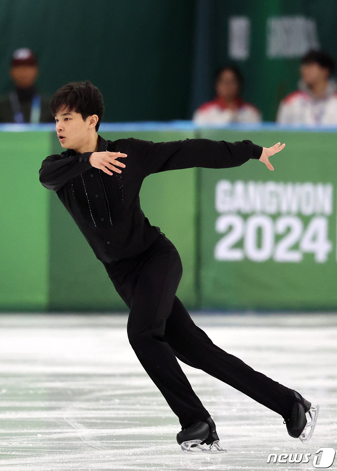 본문 이미지 - 대한민국 피겨의 차세대 간판 김현겸이 1일 오후 강원 강릉 올림픽파크 강릉아이스아레나에서 열린 2024 강원동계청소년올림픽 피겨 스케이팅 단체전 남자 싱글 프리스케이팅에 출전해 아름다운 연기를 선보이고 있다. 김현겸은 136.38점으로 1위를 기록했다. 2024.2.1/뉴스1 ⓒ News1 김진환 기자