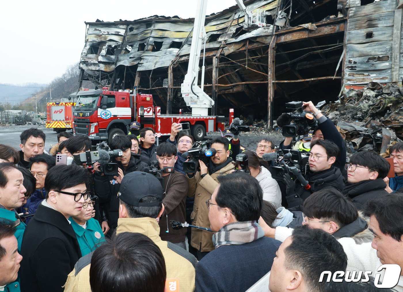 한동훈 국민의힘 비상대책위원장이 1일 오후 경북 문경 육가공공장 화재 현장을 둘러보며 설명을 듣고 있다. &#40;공동취재&#41; 2024.2.1/뉴스1 ⓒ News1 공정식 기자