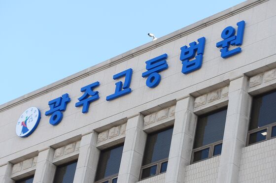 "벤츠 담보 맡길게요" 20억 가로챈 사기범…2심서 징역 8년→6년