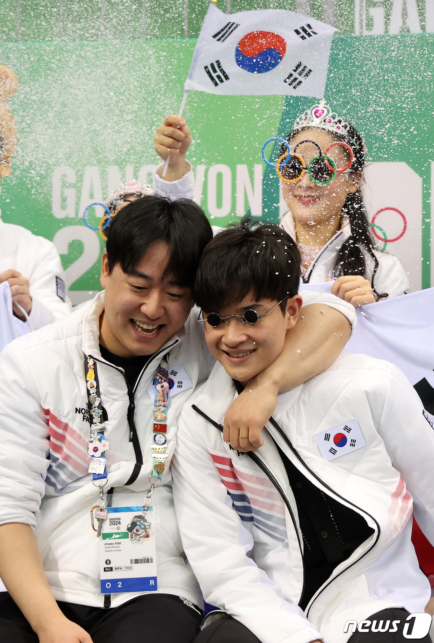 본문 이미지 - 대한민국 피겨의 차세대 간판 김현겸이 1일 오후 강원 강릉 올림픽파크 강릉아이스아레나에서 열린 2024 강원동계청소년올림픽 피겨 스케이팅 단체전 남자 싱글 프리스케이팅 경기를 마친 뒤 김진서 코치의 축하를 받고 있다. 김현겸은 136.38점으로 1위를 기록했다. 2024.2.1/뉴스1 ⓒ News1 김진환 기자