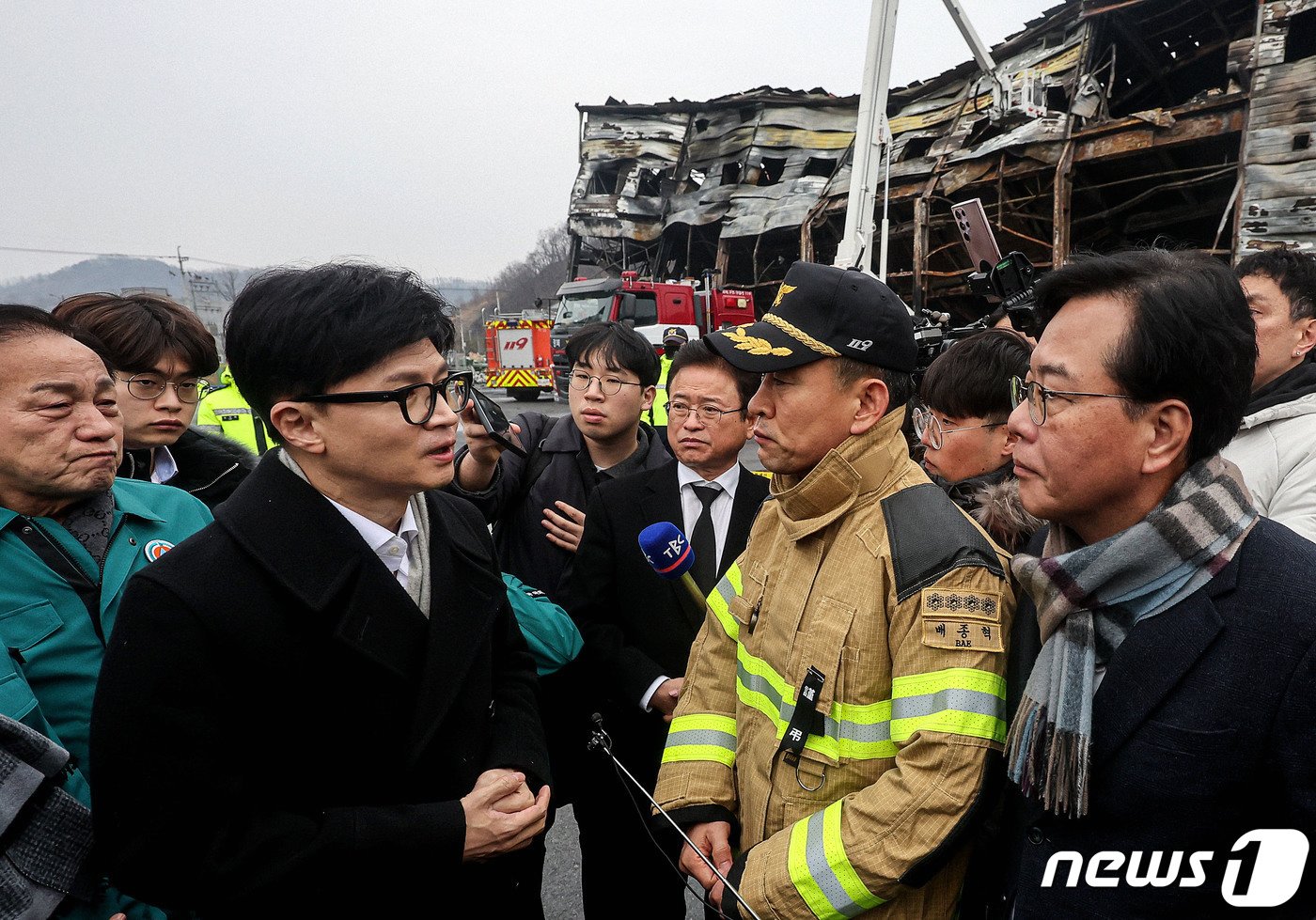 한동훈 국민의힘 비상대책위원장이 1일 오후 경북 문경 육가공공장 화재 현장을 둘러보며 설명을 듣고 있다. &#40;공동취재&#41; 2024.2.1/뉴스1 ⓒ News1 공정식 기자