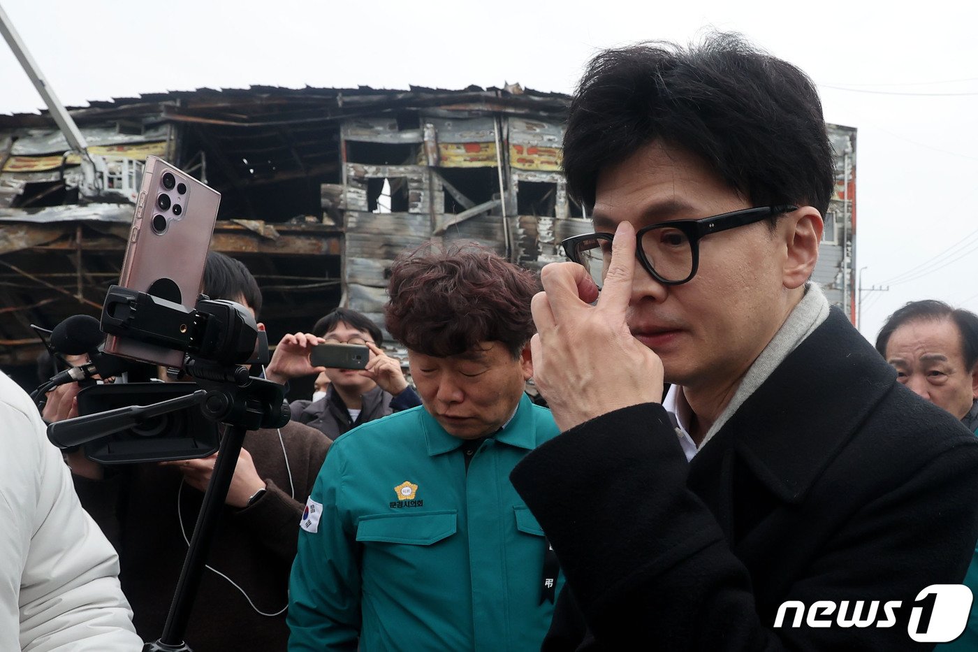 한동훈 국민의힘 비상대책위원장이 1일 오후 경북 문경 육가공공장 화재 현장을 둘러보며 설명을 듣고 있다. &#40;공동취재&#41; 2024.2.1/뉴스1 ⓒ News1 공정식 기자