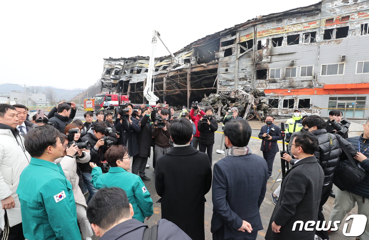 한동훈 국민의힘 비상대책위원장이 1일 오후 경북 문경 육가공공장 화재 현장을 둘러보며 설명을 듣고 있다. &#40;공동취재&#41; 2024.2.1/뉴스1 ⓒ News1 공정식 기자