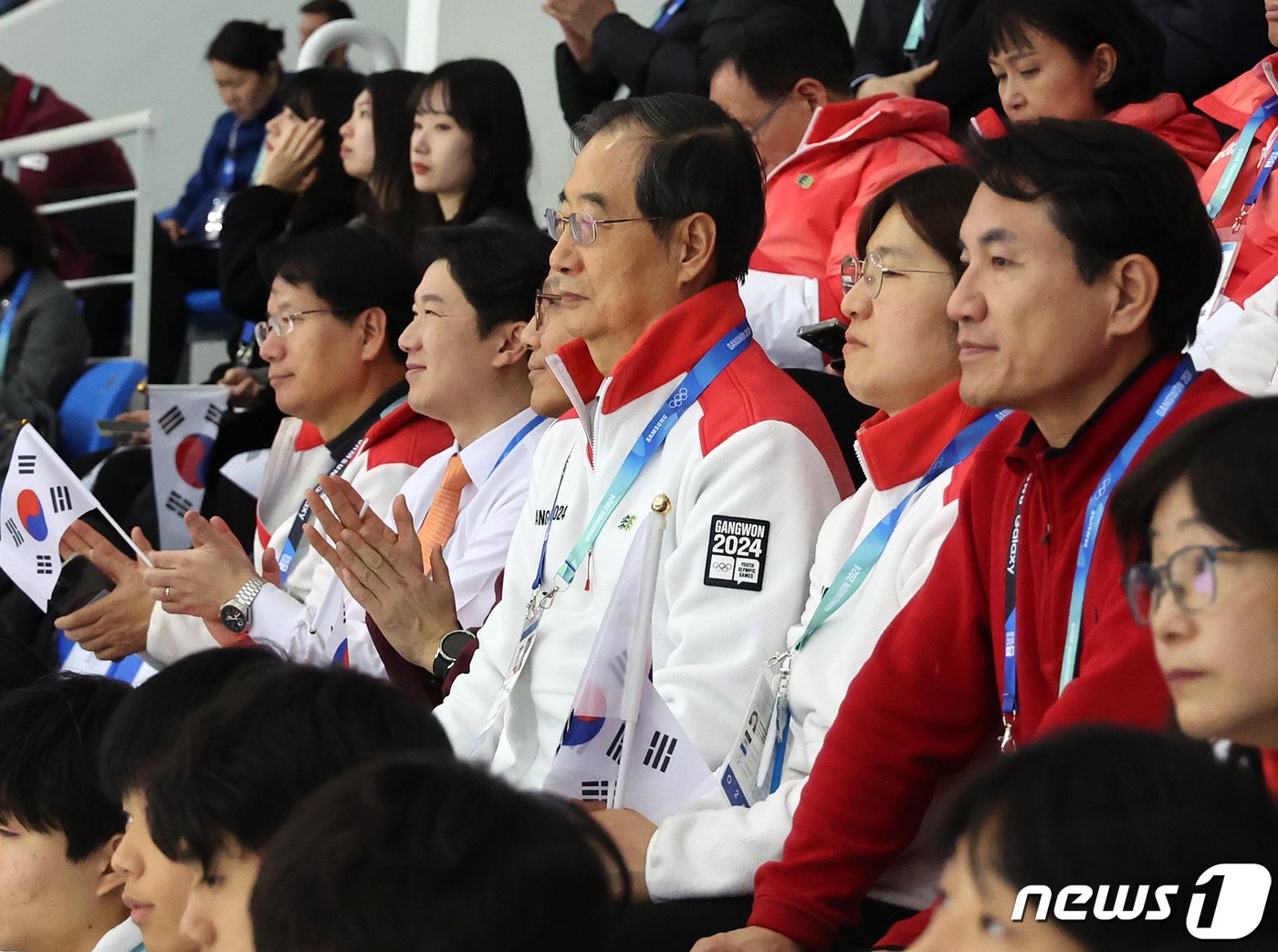 한덕수 국무총리&#40;가운데&#41;를 비롯해 진종오 강원 2024 공동조직위원장, 김재열 국제빙상경기연맹&#40;ISU&#41; 회장, 장미란 문화체육관광부 제2차관, 김진태 강원도지사가 1일 오후 강원 강릉 올림픽파크 강릉아이스아레나에서 열린 2024 강원동계청소년올림픽 피겨 스케이팅 단체전 경기를 관람하고 있다. 2024.2.1/뉴스1 ⓒ News1 김진환 기자